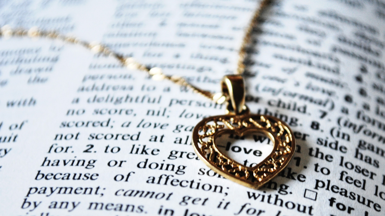 Collar Con Colgante de Corazón de Oro Sobre Papel Blanco. Wallpaper in 1280x720 Resolution