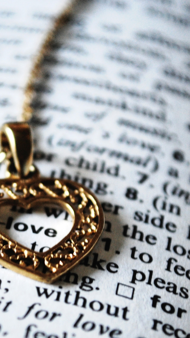 Collier Pendentif Coeur en or Sur Papier Blanc. Wallpaper in 750x1334 Resolution