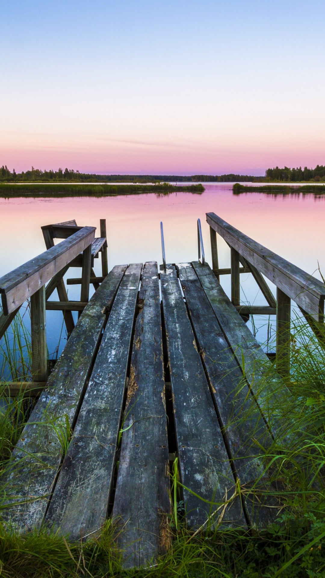 Quai en Bois Brun Sur le Lac Pendant la Journée. Wallpaper in 1080x1920 Resolution