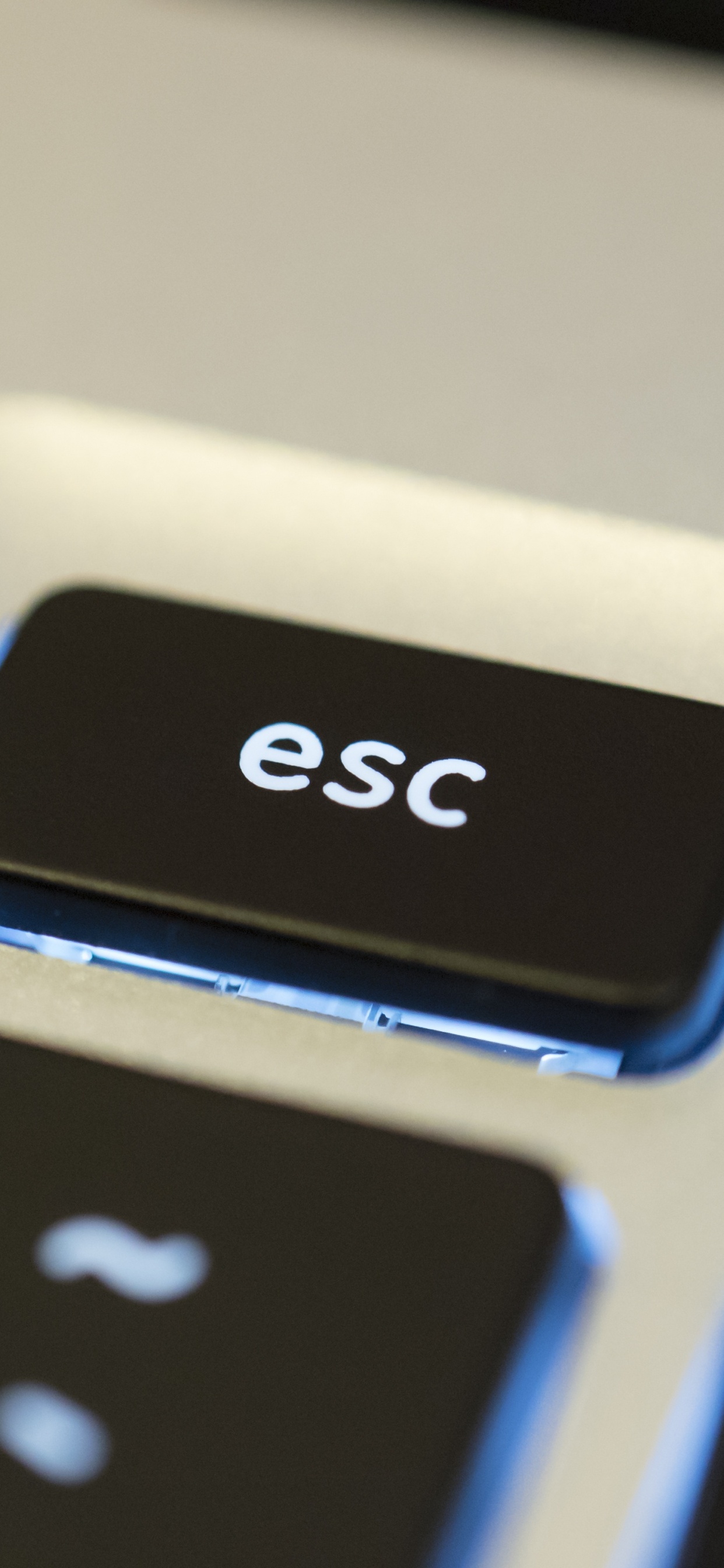 Ordinateur Portable Gris Avec Clavier. Wallpaper in 1242x2688 Resolution