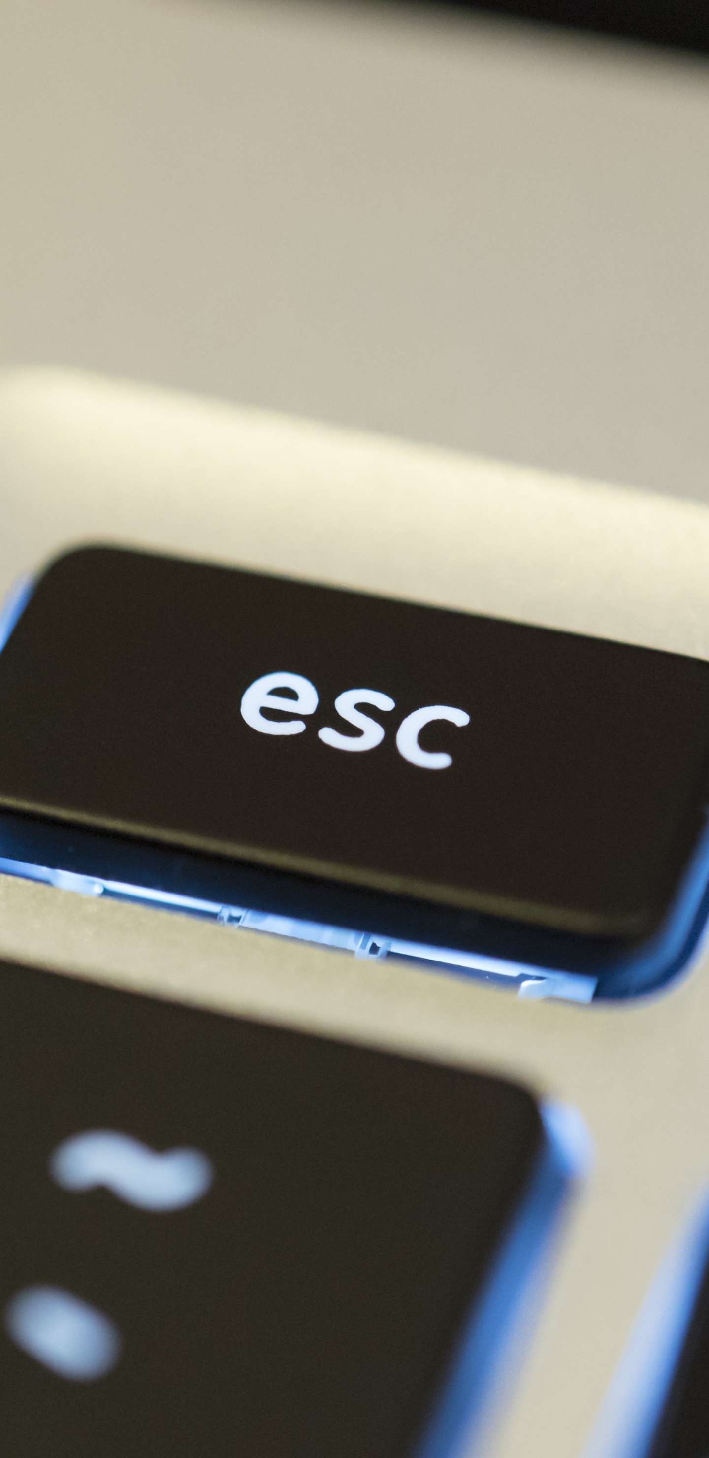 Ordinateur Portable Gris Avec Clavier. Wallpaper in 1440x2960 Resolution