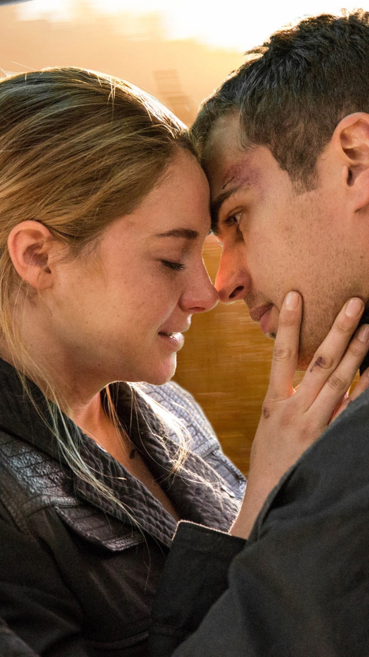 Hombre y Mujer Besándose Durante el Día. Wallpaper in 720x1280 Resolution