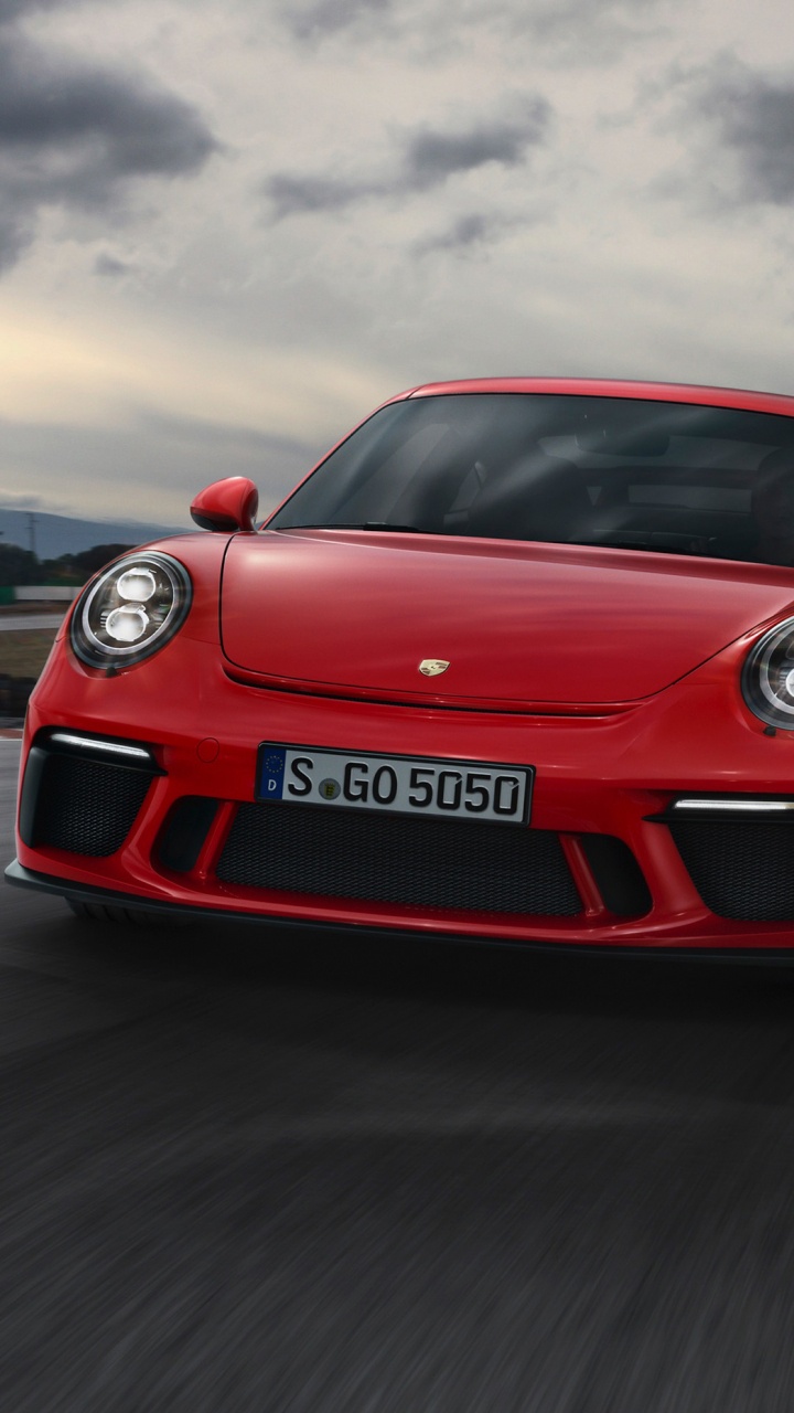Roter Porsche 911 Unterwegs Bei Bewölktem Himmel. Wallpaper in 720x1280 Resolution