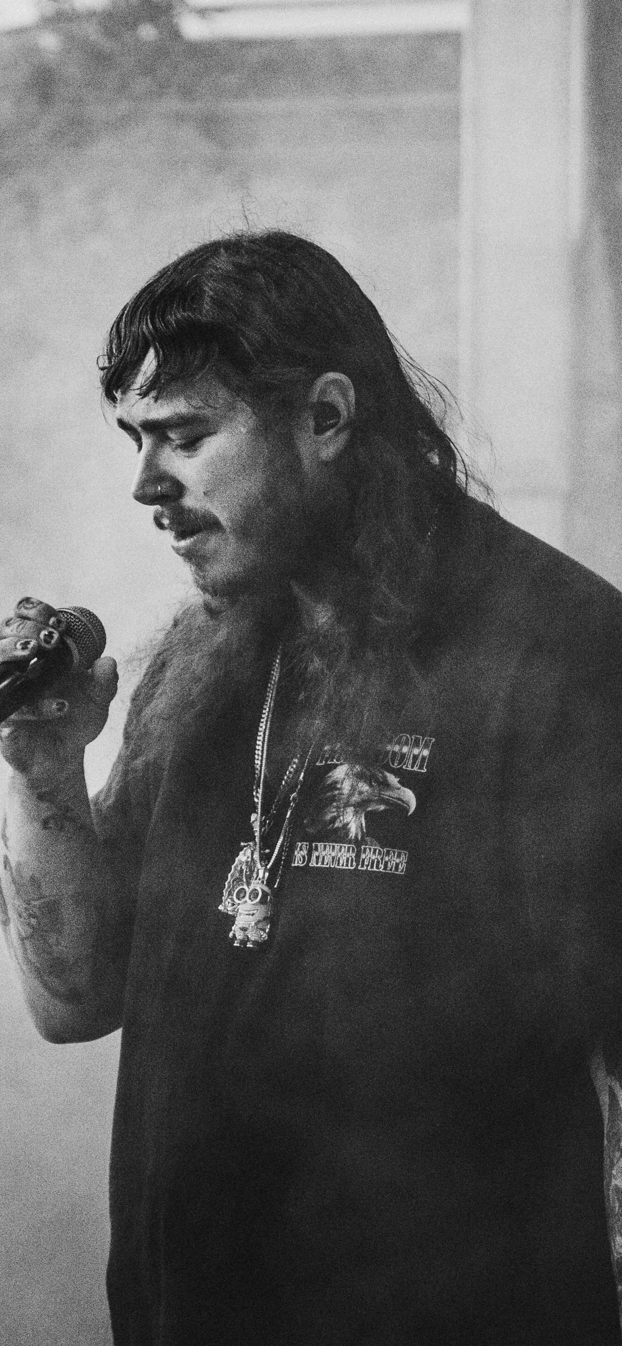 Post Malone, Negro, Blanco, Micrófono, Monocromo. Wallpaper in 1242x2688 Resolution