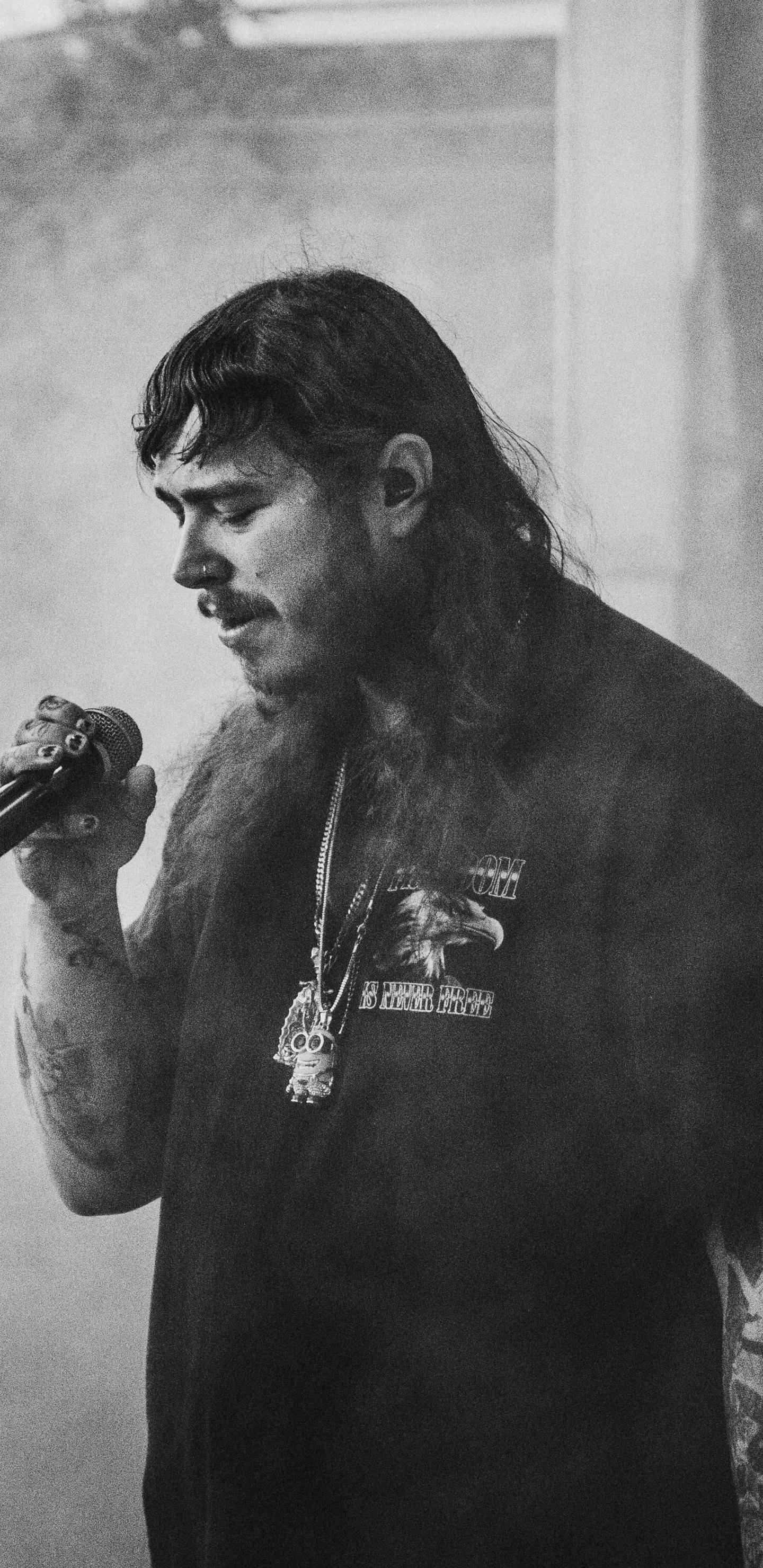 Post Malone, Negro, Blanco, Micrófono, Monocromo. Wallpaper in 1440x2960 Resolution
