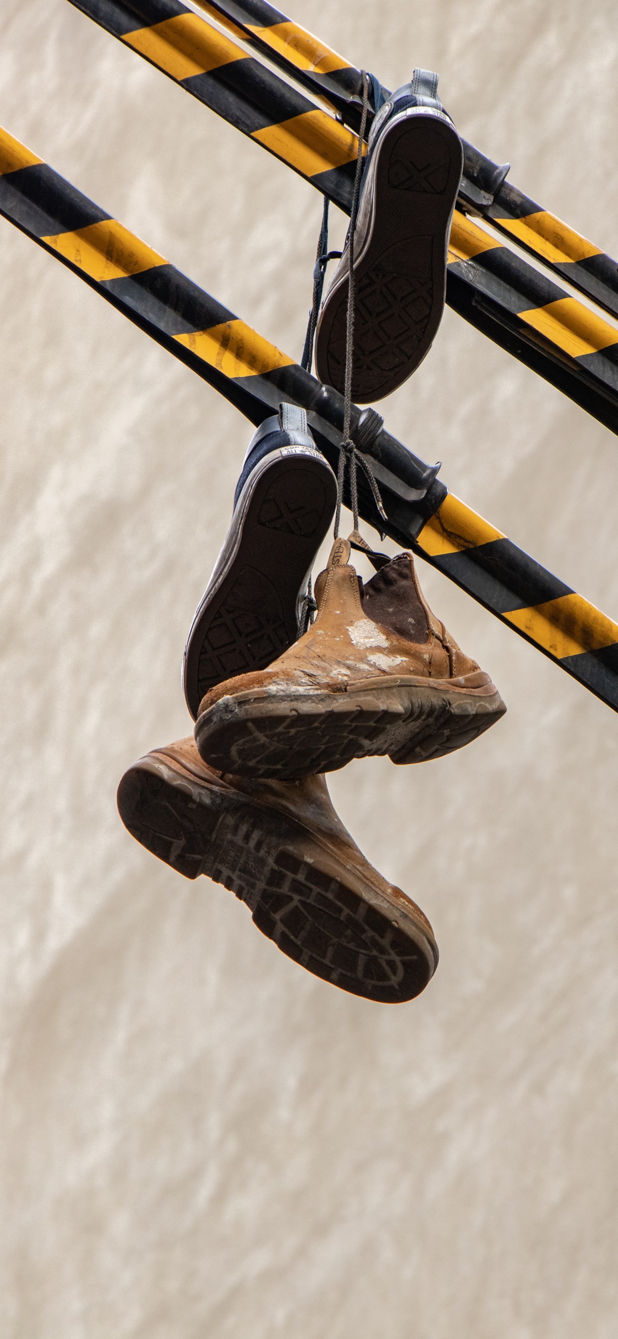 Braune Und Schwarze Hohe Sneakers. Wallpaper in 1242x2688 Resolution