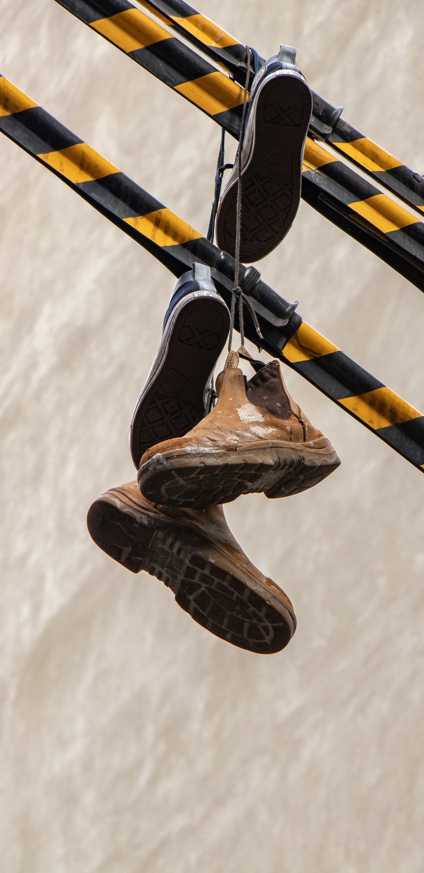 Braune Und Schwarze Hohe Sneakers. Wallpaper in 1440x2960 Resolution