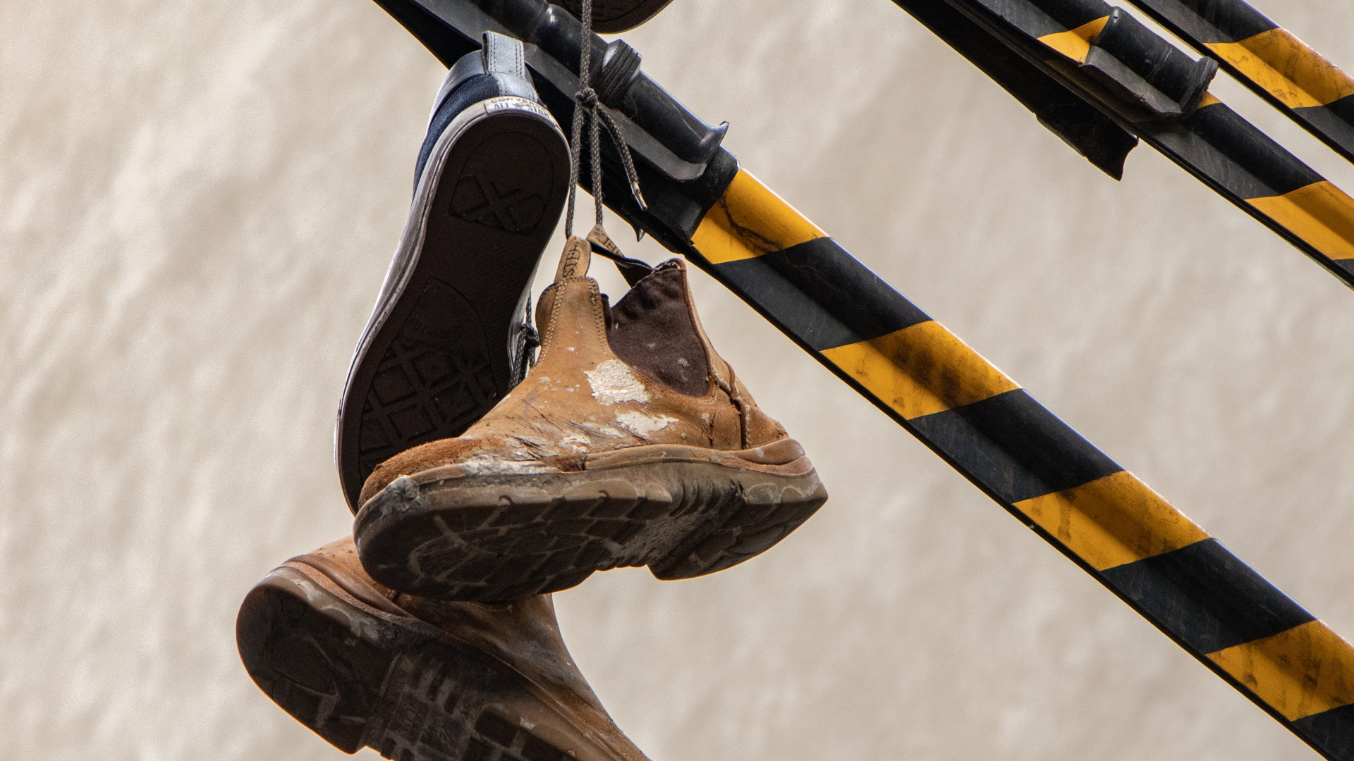 Braune Und Schwarze Hohe Sneakers. Wallpaper in 1920x1080 Resolution