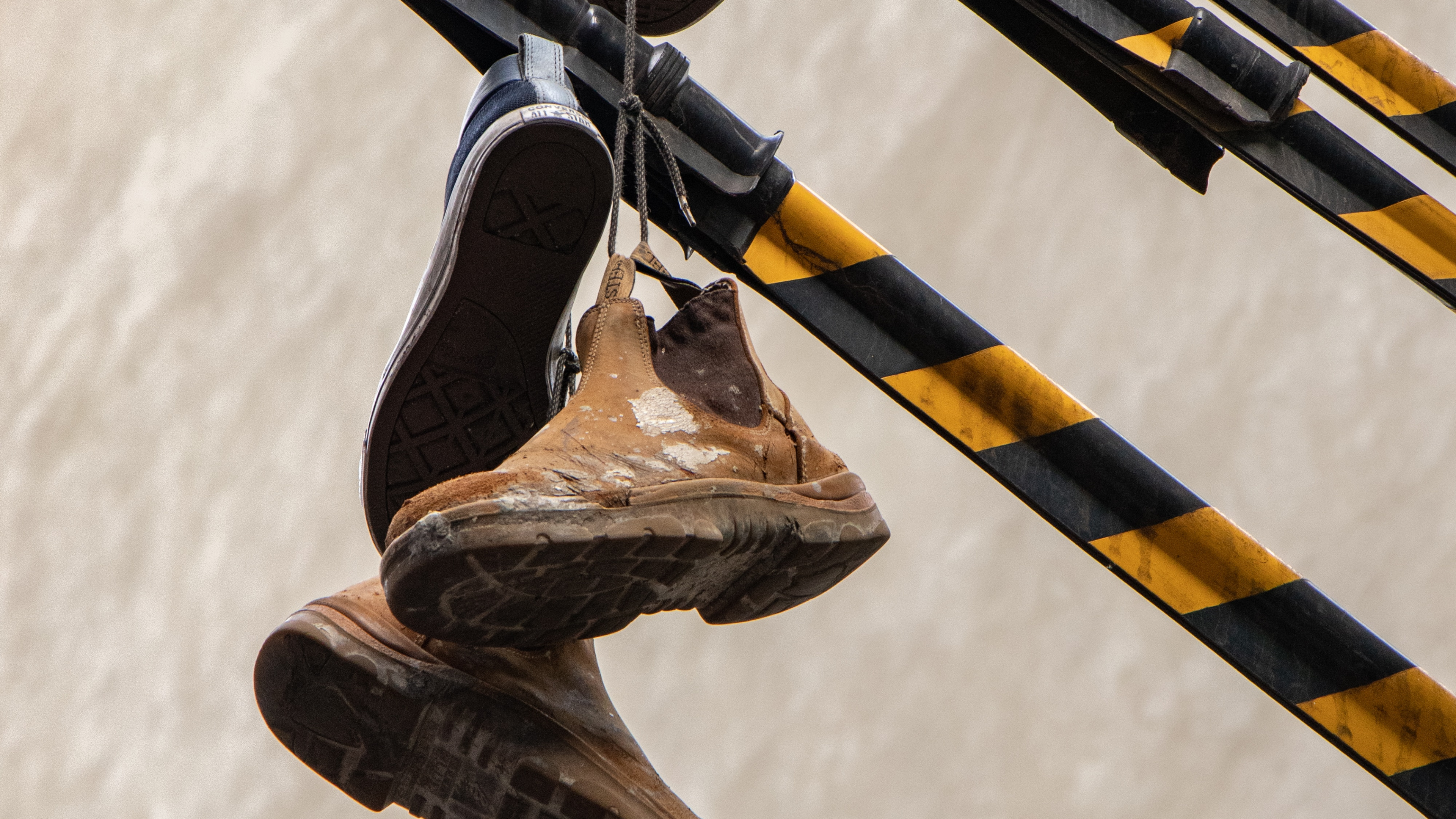Brown and Black High Top Sneakers. Wallpaper in 3840x2160 Resolution