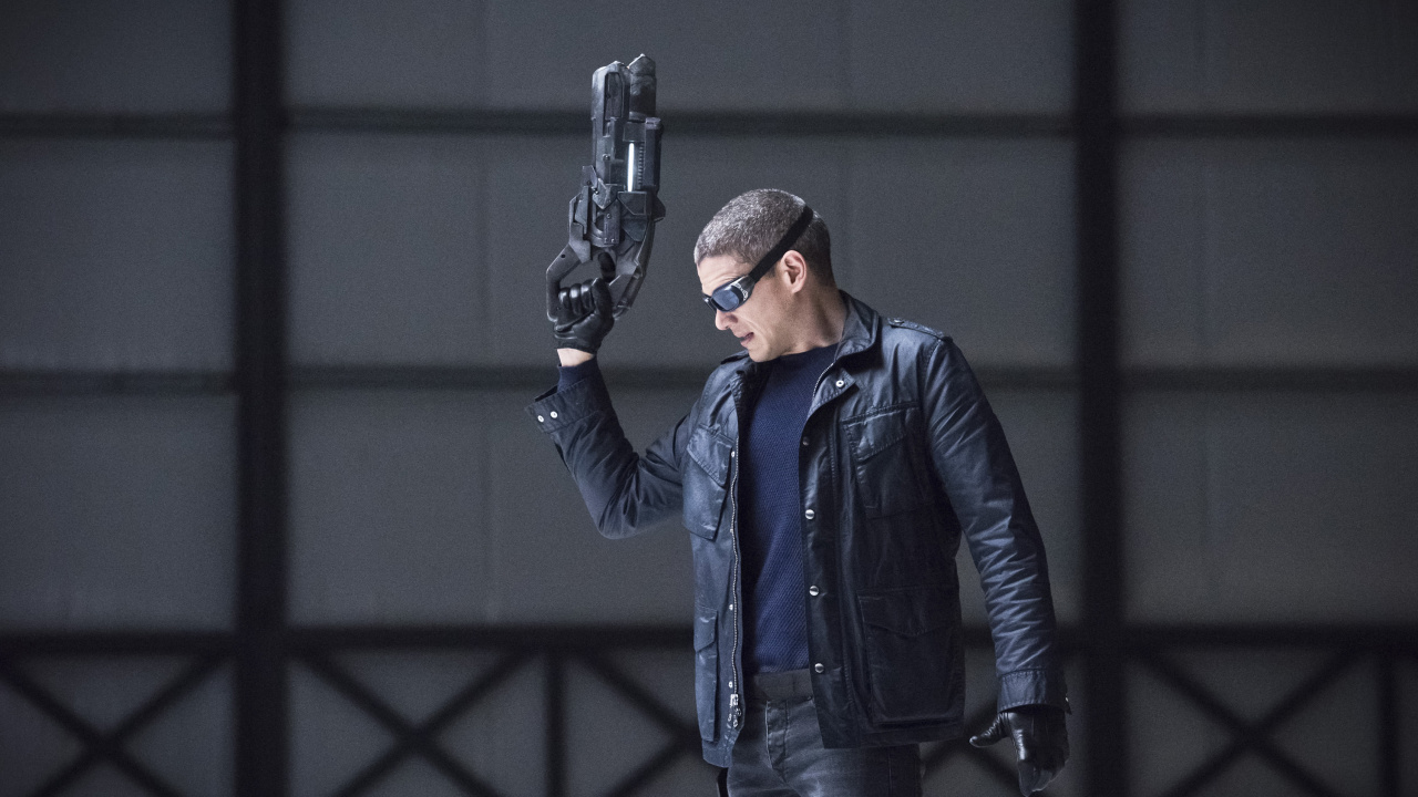 Mann in Blauer Jacke Mit Schwarzem Gewehr. Wallpaper in 1280x720 Resolution