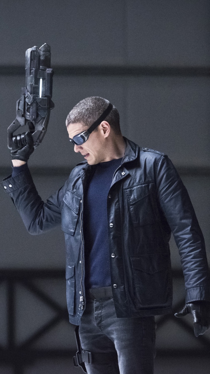 Homme en Veste Bleue Tenant un Fusil Noir. Wallpaper in 720x1280 Resolution