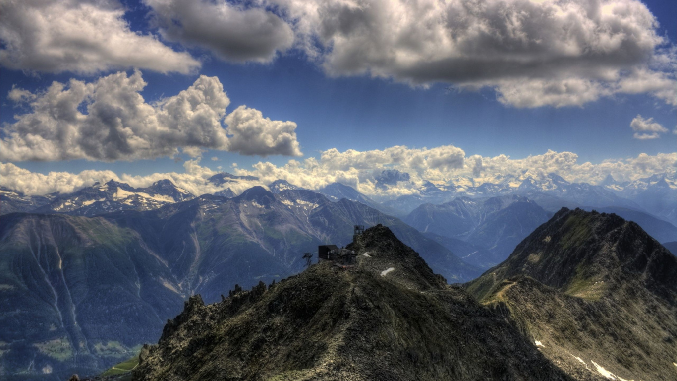 Grüner Berg Unter Weißen Wolken Und Blauem Himmel Tagsüber. Wallpaper in 1366x768 Resolution