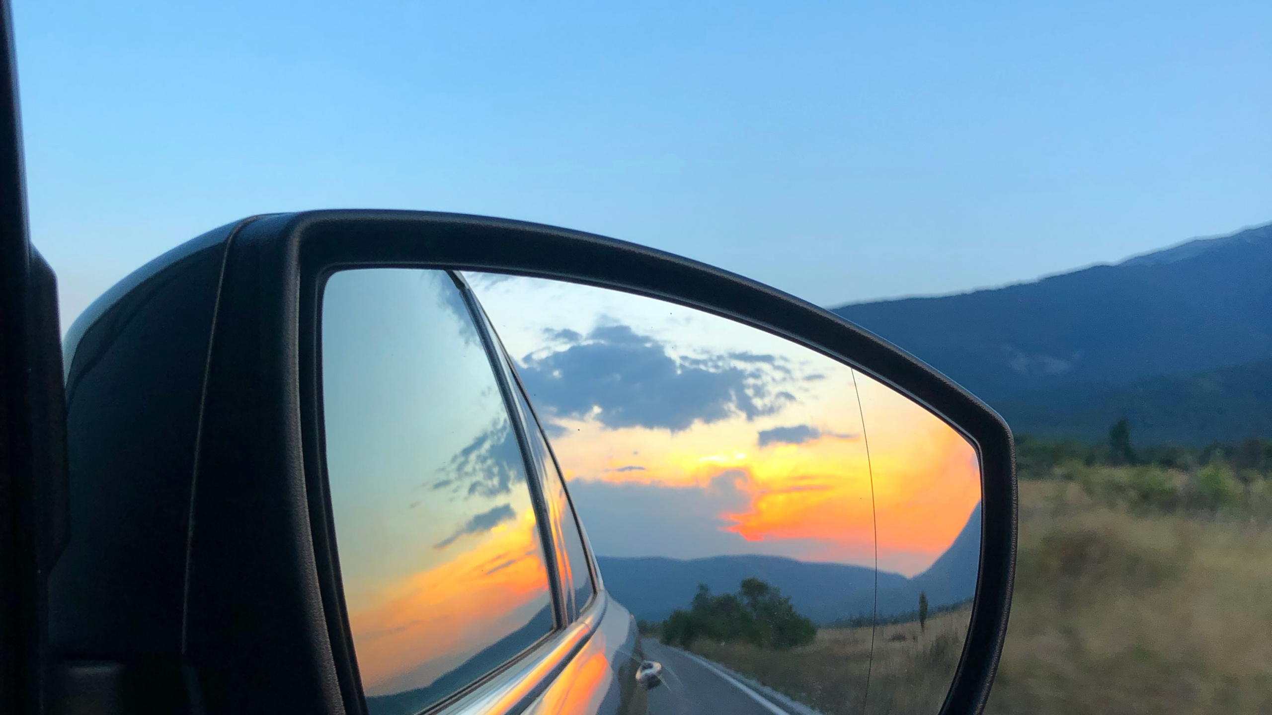 Rear-view Mirror, King, Windshield, Automotive Mirror, Automotive Side-view Mirror. Wallpaper in 2560x1440 Resolution