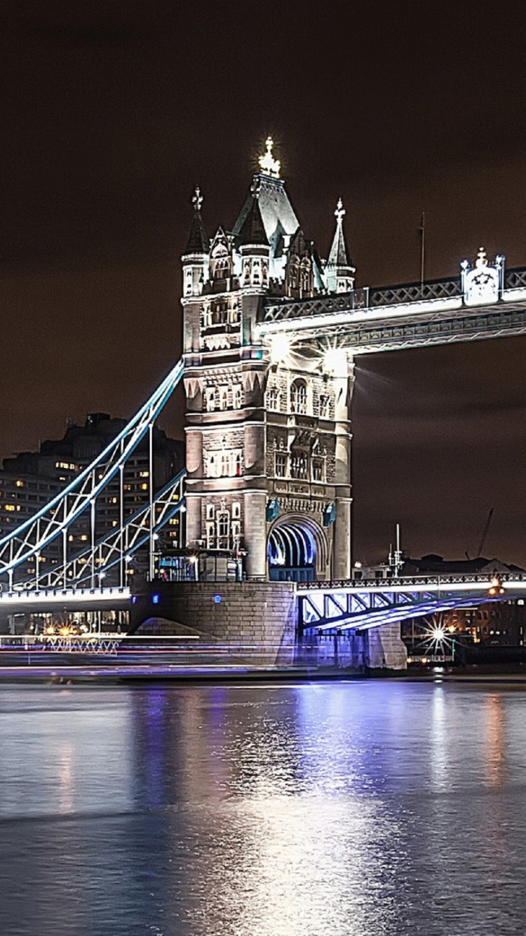 Pont Au-dessus de L'eau Pendant la Nuit. Wallpaper in 750x1334 Resolution
