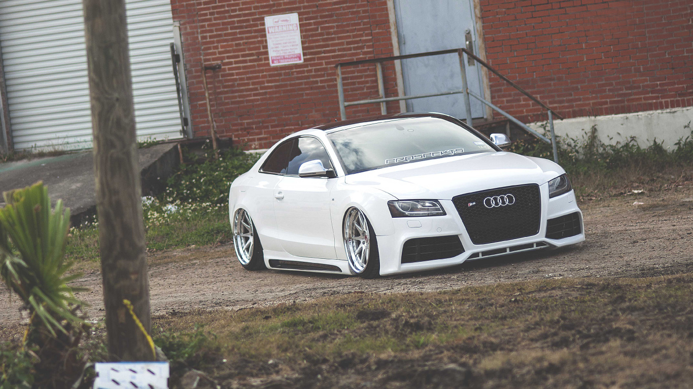 Weißer Audi r 8 Parkte in Der Nähe Eines Braunen Backsteingebäudes. Wallpaper in 1366x768 Resolution