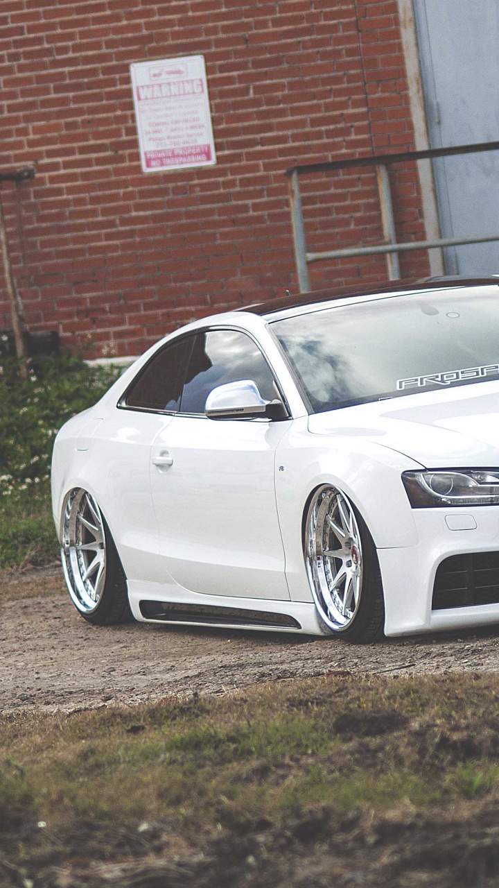 Audi r 8 Blanche Garée Près D'un Immeuble en Briques Brunes. Wallpaper in 720x1280 Resolution