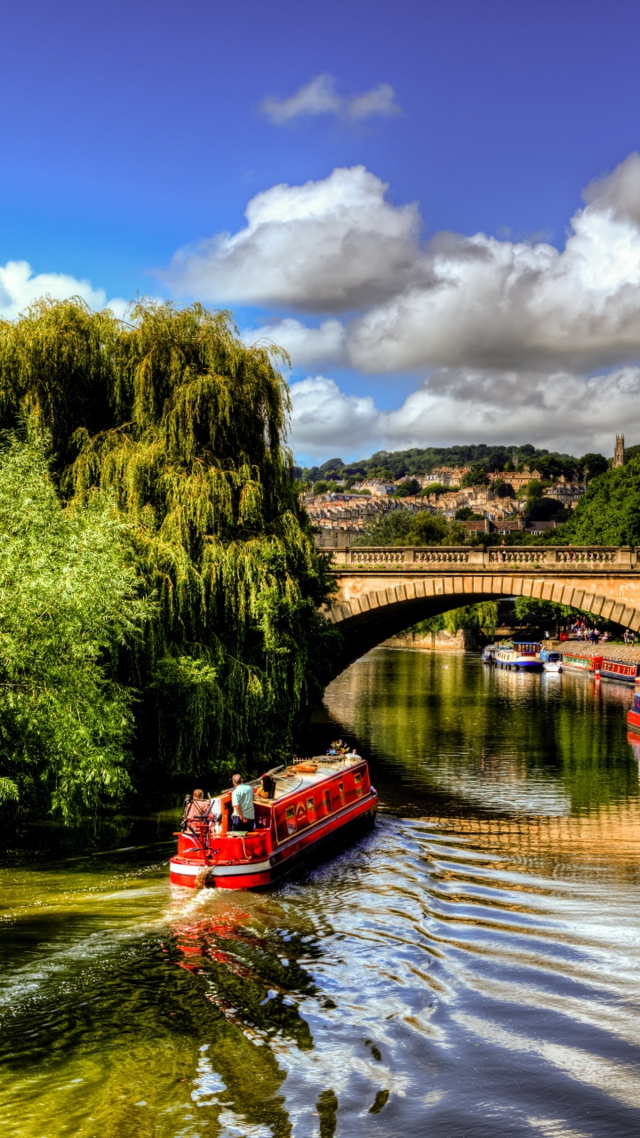 Barco Rojo en el Río Cerca de Árboles Verdes Bajo un Cielo Azul y Nubes Blancas Durante el Día. Wallpaper in 720x1280 Resolution