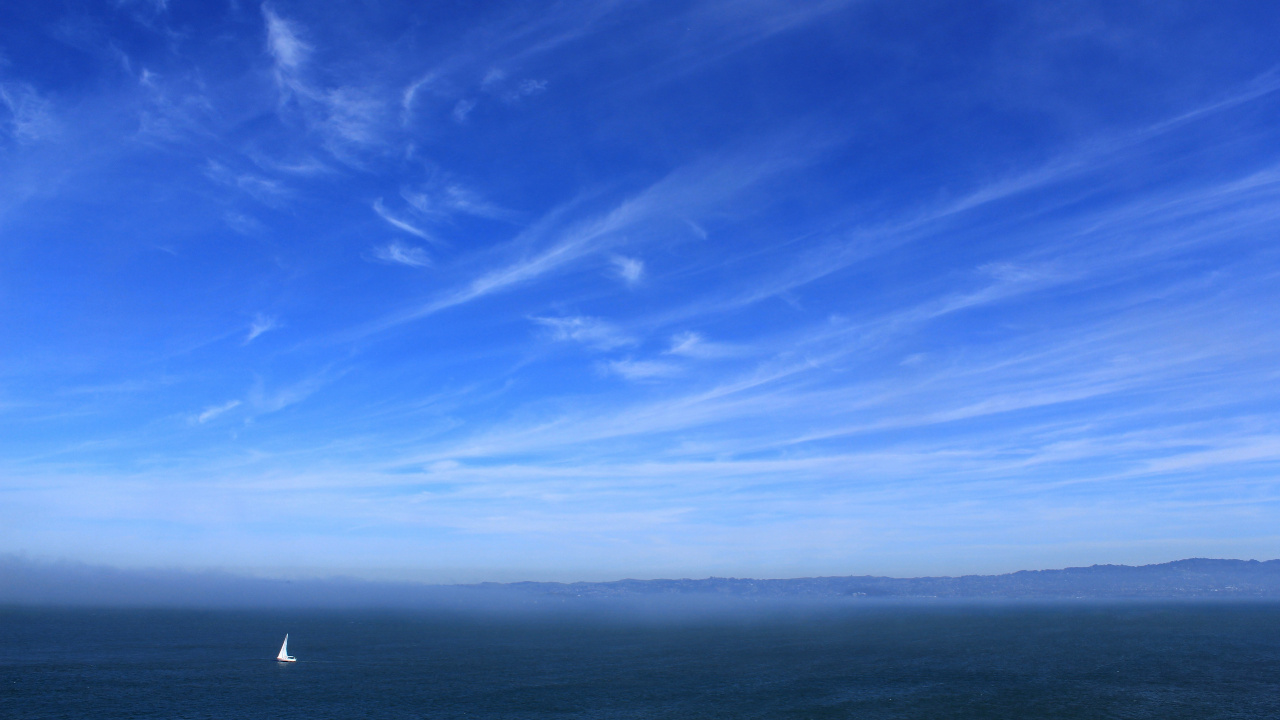 Personne en Chemise Noire Debout au Bord de la Mer Pendant la Journée. Wallpaper in 1280x720 Resolution