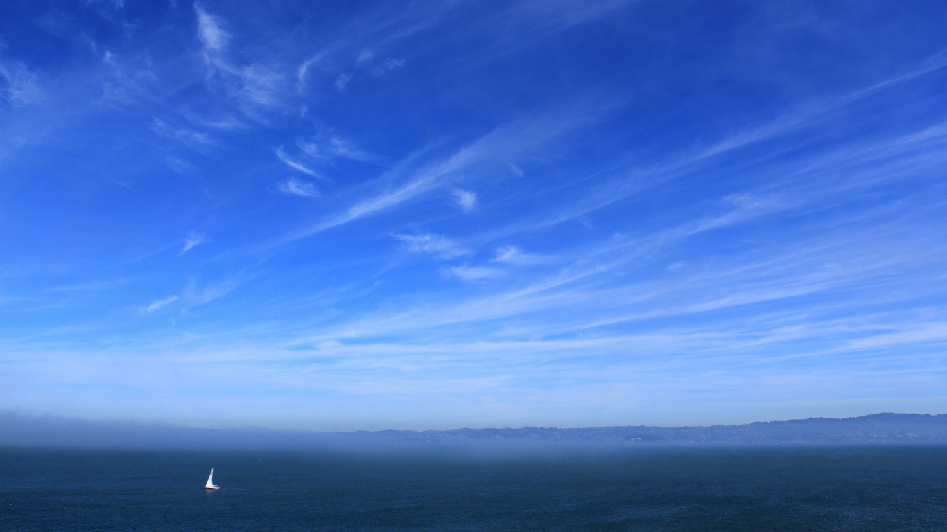 Personne en Chemise Noire Debout au Bord de la Mer Pendant la Journée. Wallpaper in 1366x768 Resolution