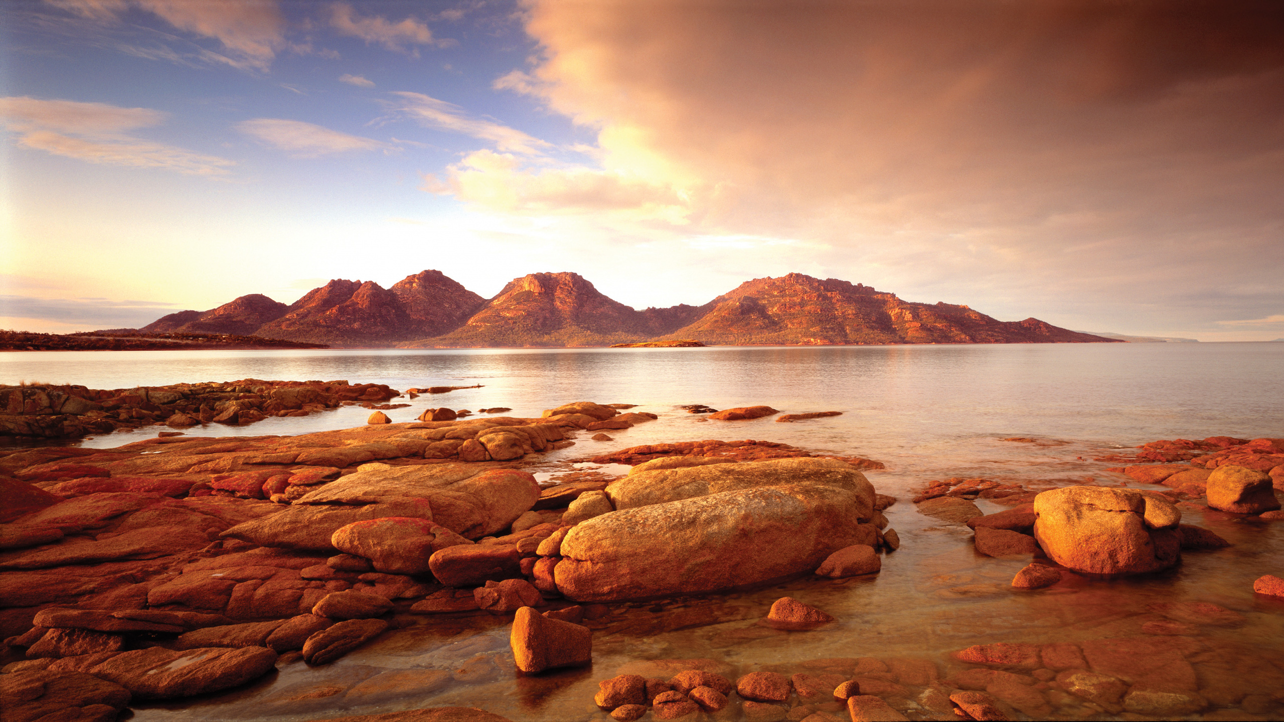 Brown Rocks on Seashore During Daytime. Wallpaper in 2560x1440 Resolution