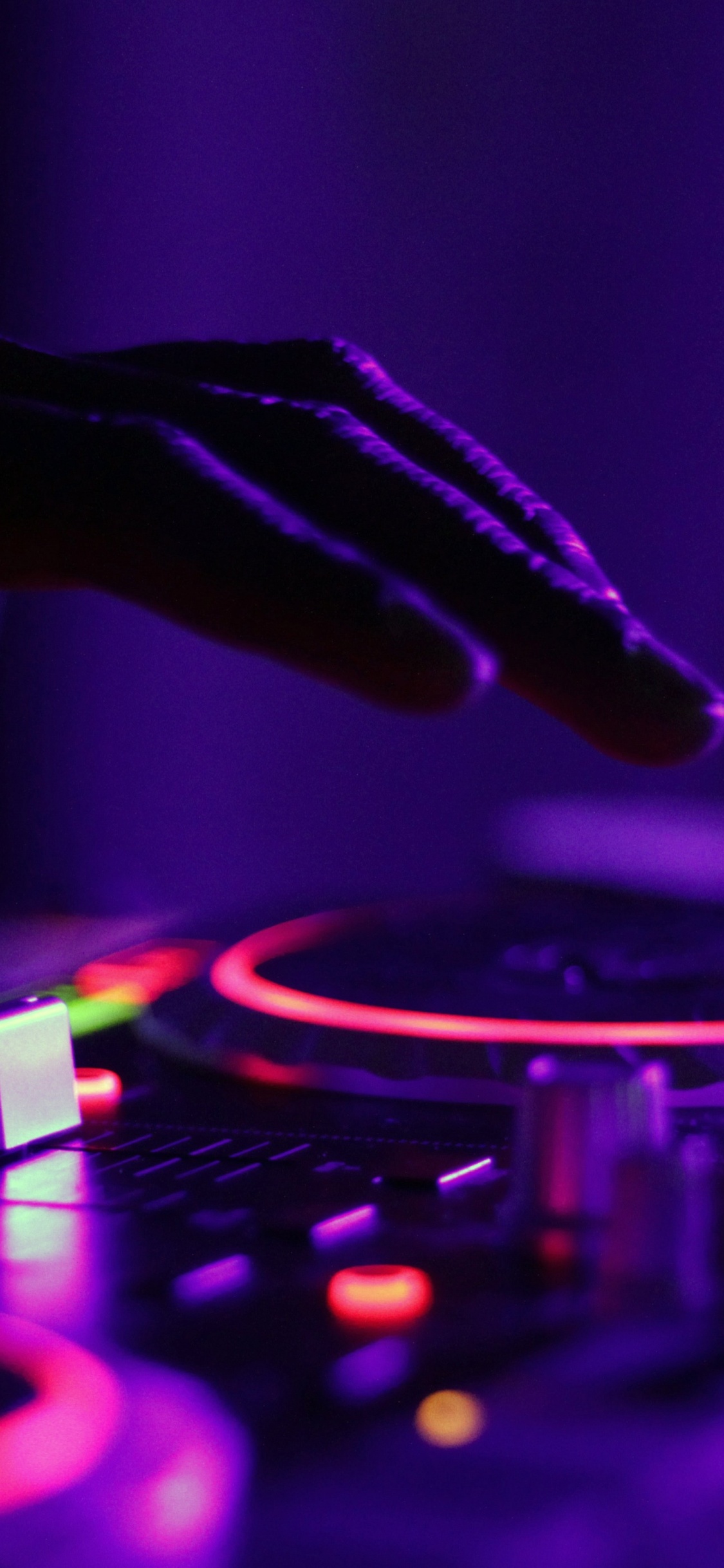 Electronic Dance Music, Musician, Disc Jockey, Entertainment, Deejay. Wallpaper in 1125x2436 Resolution