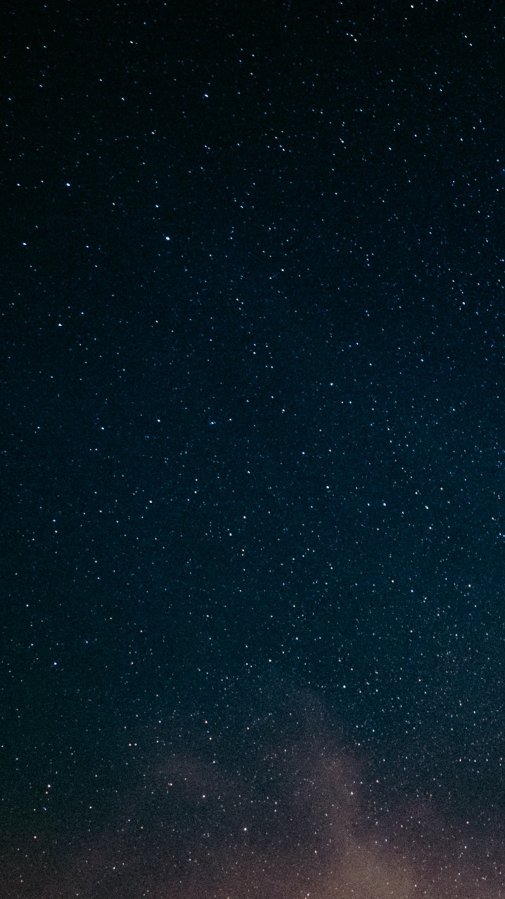 Grüne Bäume Unter Blauem Himmel Während Der Nacht Night. Wallpaper in 720x1280 Resolution