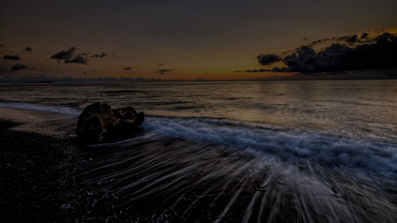 Les Vagues de L'océan S'écrasent Sur le Rivage au Coucher du Soleil. Wallpaper in 1280x720 Resolution