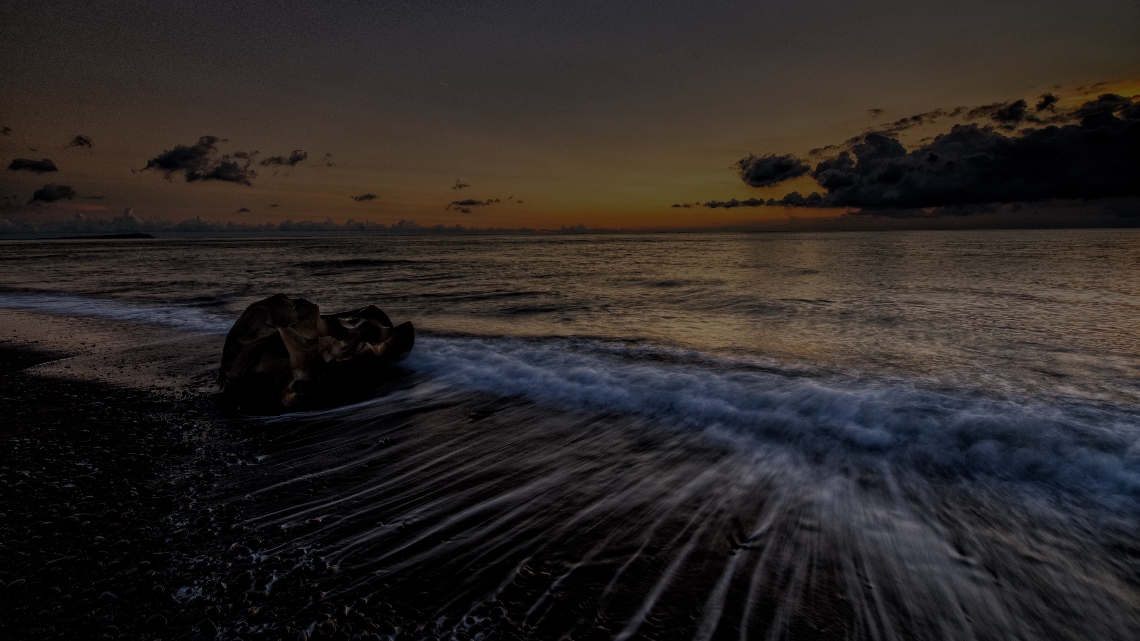 Les Vagues de L'océan S'écrasent Sur le Rivage au Coucher du Soleil. Wallpaper in 3840x2160 Resolution