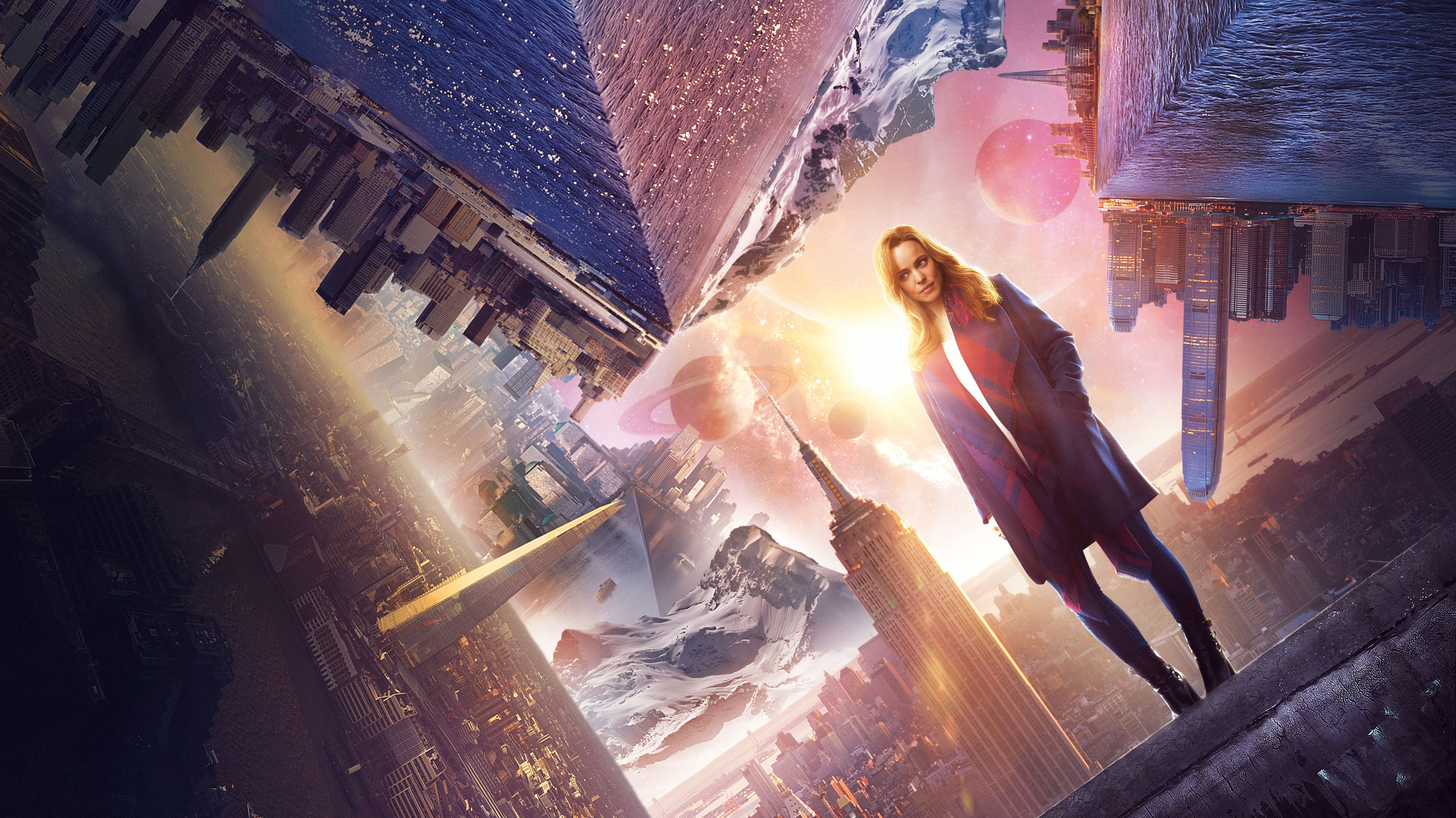 Frau im Schwarzen Mantel Steht Auf Der Straße. Wallpaper in 2560x1440 Resolution