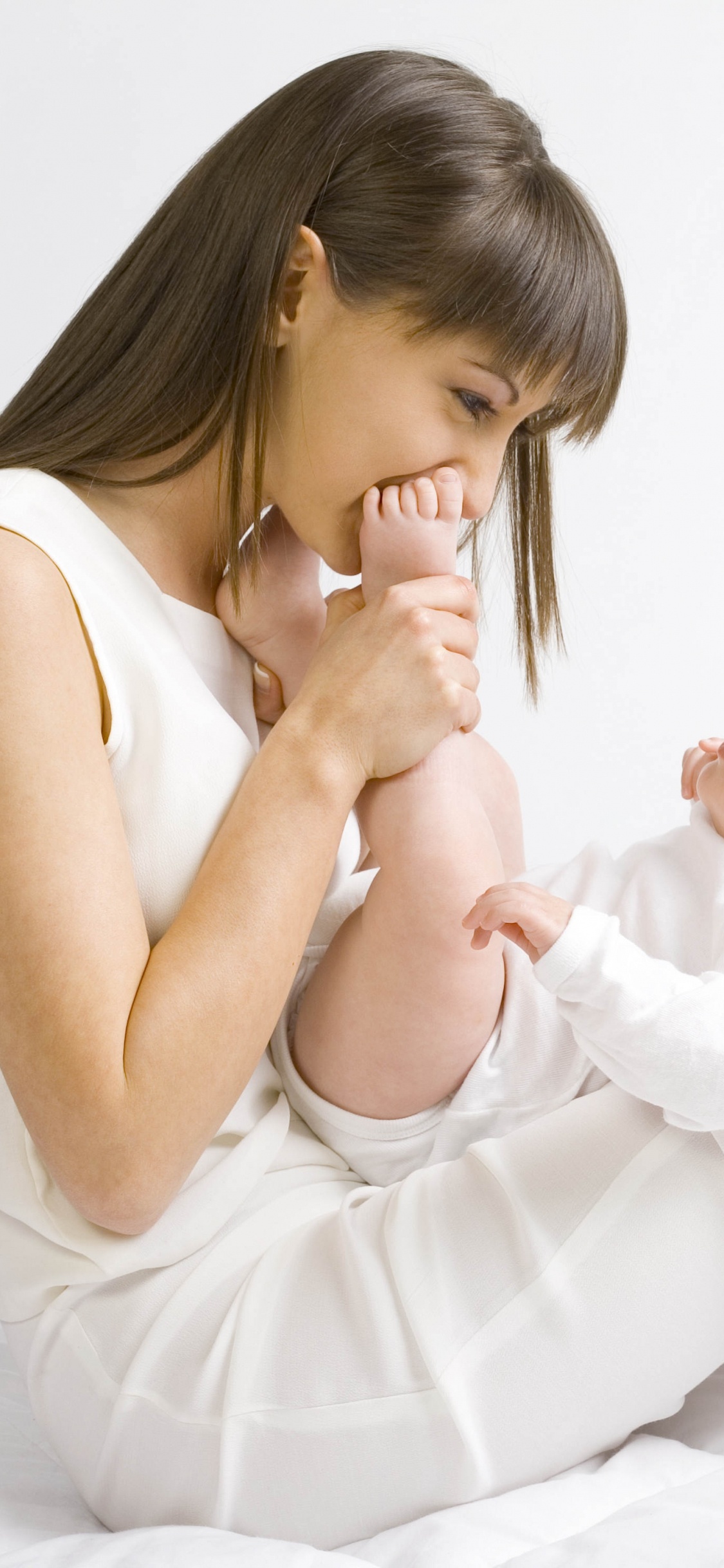 Infant, Child, Toddler, Comfort, Girl. Wallpaper in 1125x2436 Resolution