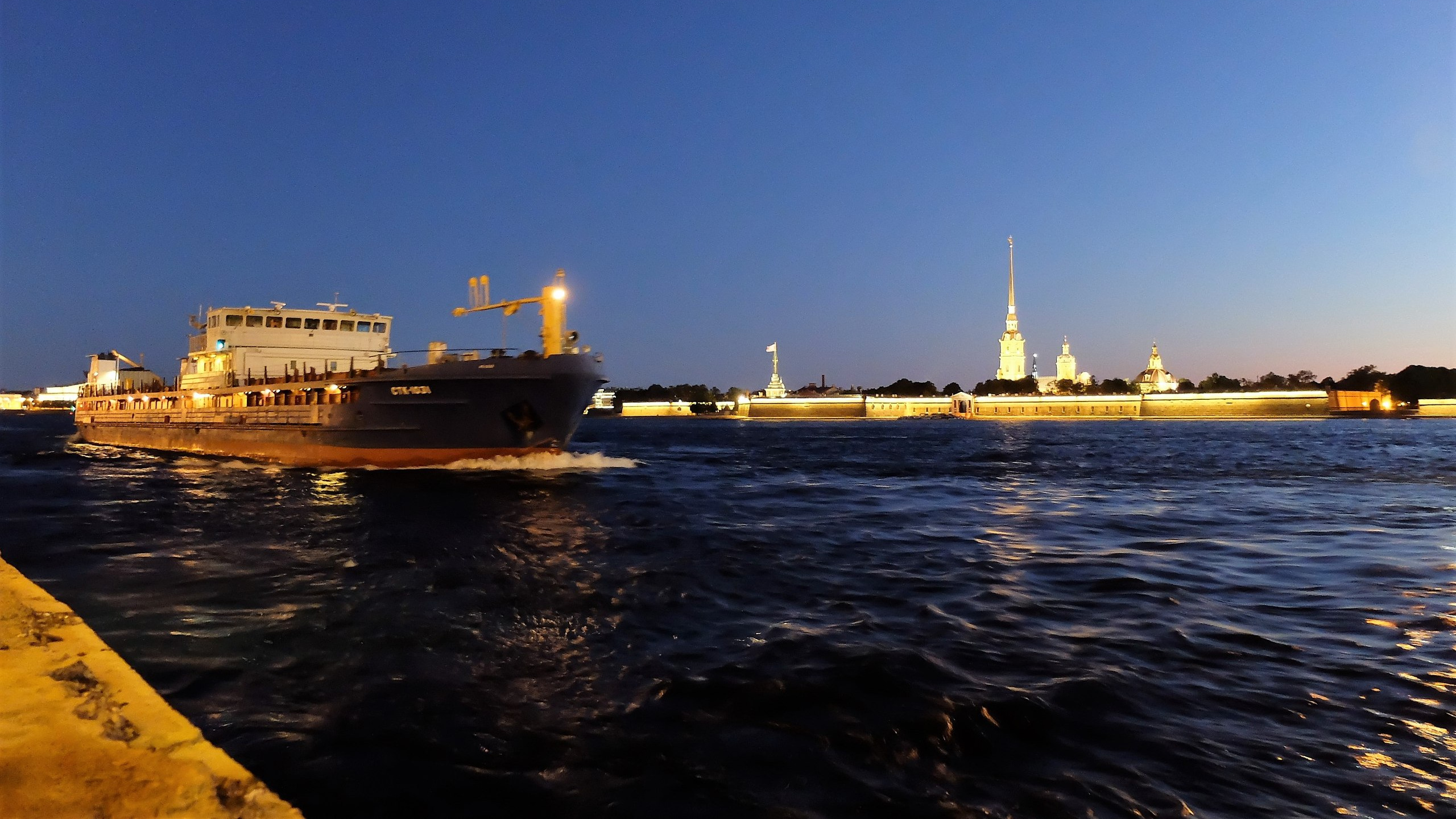 Braunes Schiff Auf See Während Der Nacht. Wallpaper in 2560x1440 Resolution