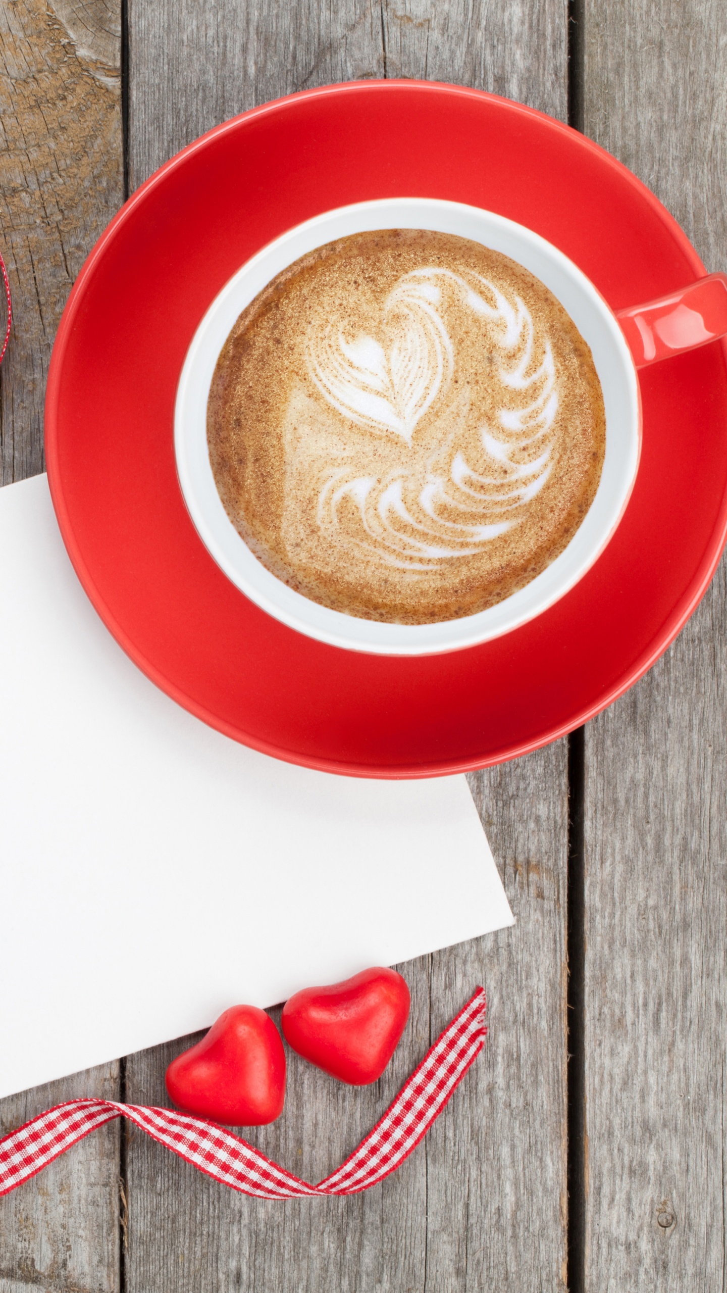 Weiße Und Rote Keramiktasse Auf Rotem Keramikteller. Wallpaper in 1440x2560 Resolution