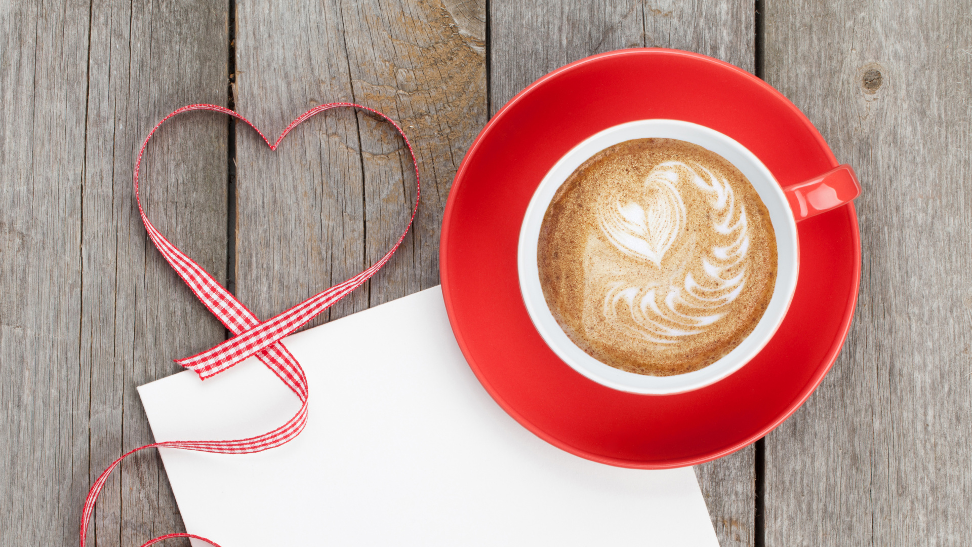 Weiße Und Rote Keramiktasse Auf Rotem Keramikteller. Wallpaper in 1920x1080 Resolution