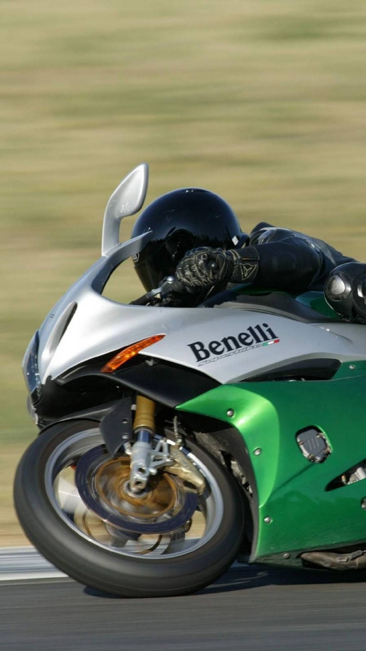 Homme Monté Sur un Vélo de Sport Vert et Noir. Wallpaper in 720x1280 Resolution