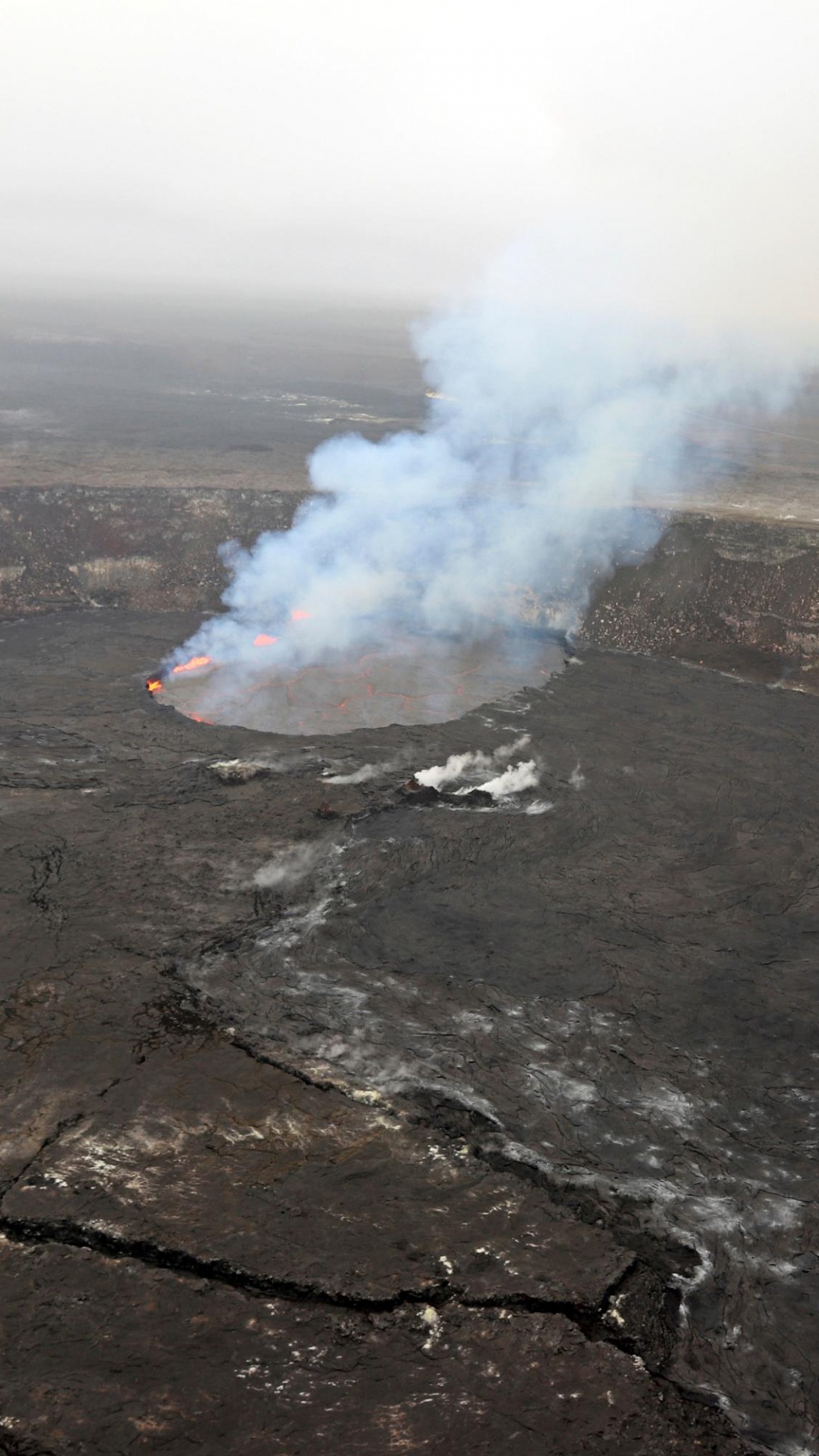 Humo Blanco Que Sale de Una Montaña Rocosa. Wallpaper in 1080x1920 Resolution