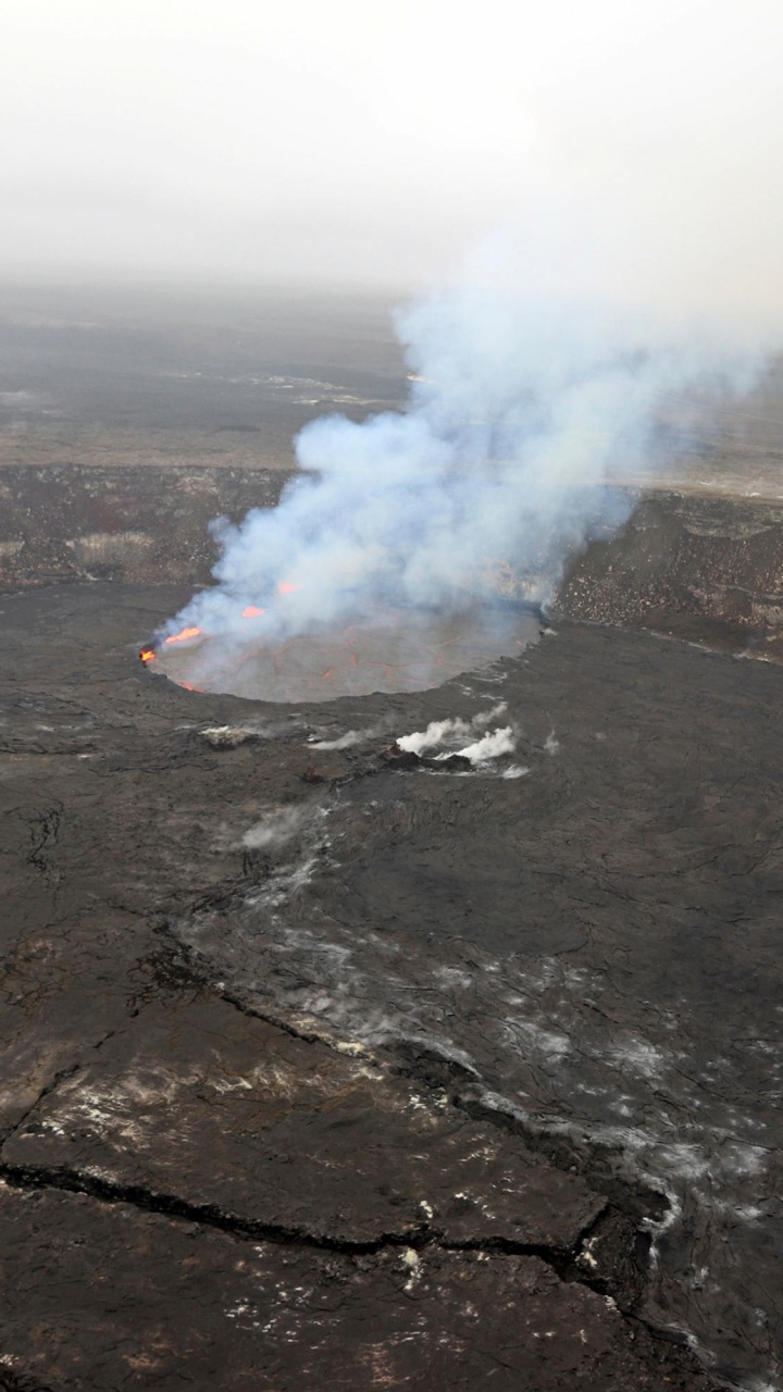 Humo Blanco Que Sale de Una Montaña Rocosa. Wallpaper in 720x1280 Resolution