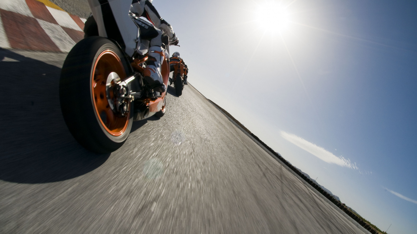 Schwarzes Motorrad Auf Grauer Straße. Wallpaper in 1366x768 Resolution