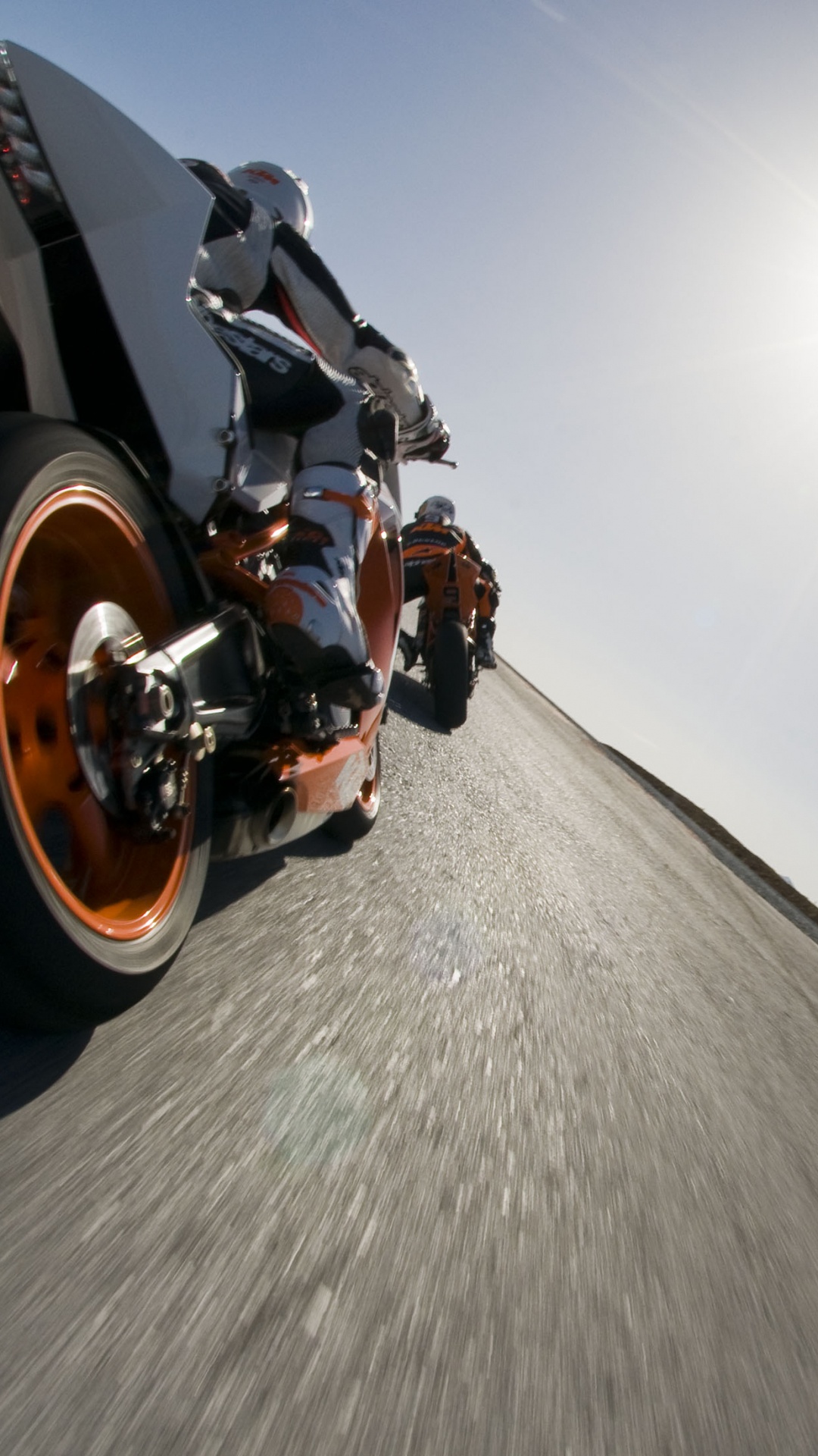 Motocicleta Negra en Camino Gris. Wallpaper in 1080x1920 Resolution