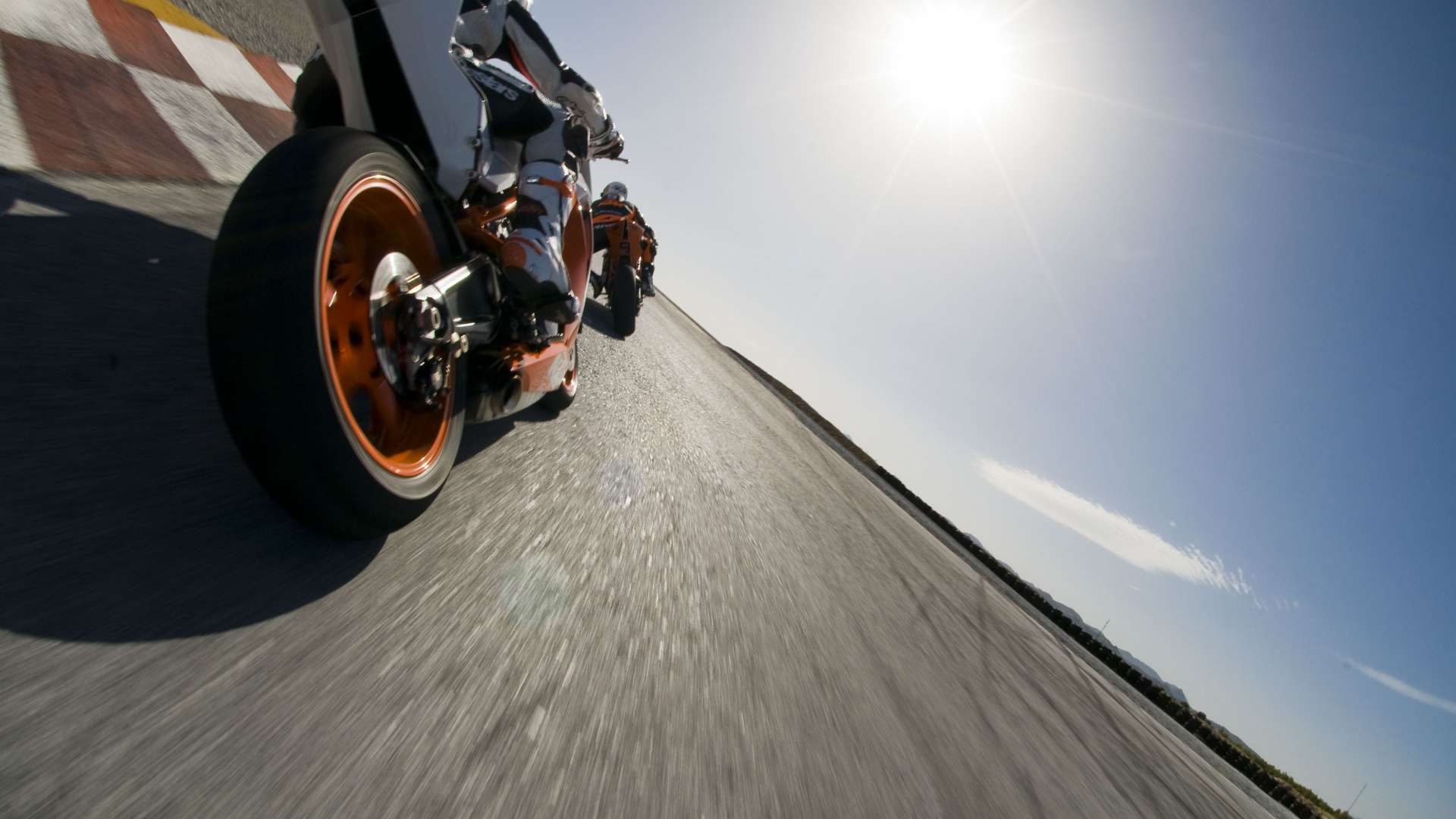 Moto Noire Sur Route Grise. Wallpaper in 1920x1080 Resolution