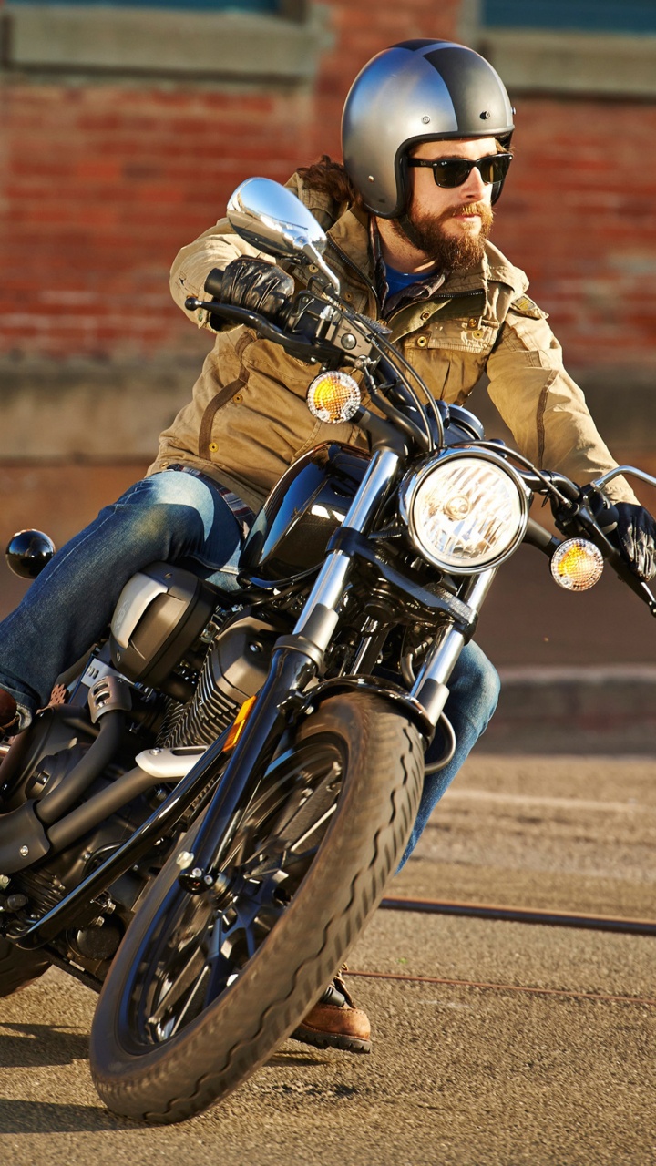 L'homme au Casque Noir Équitation Moto Sur Route Pendant la Journée. Wallpaper in 720x1280 Resolution
