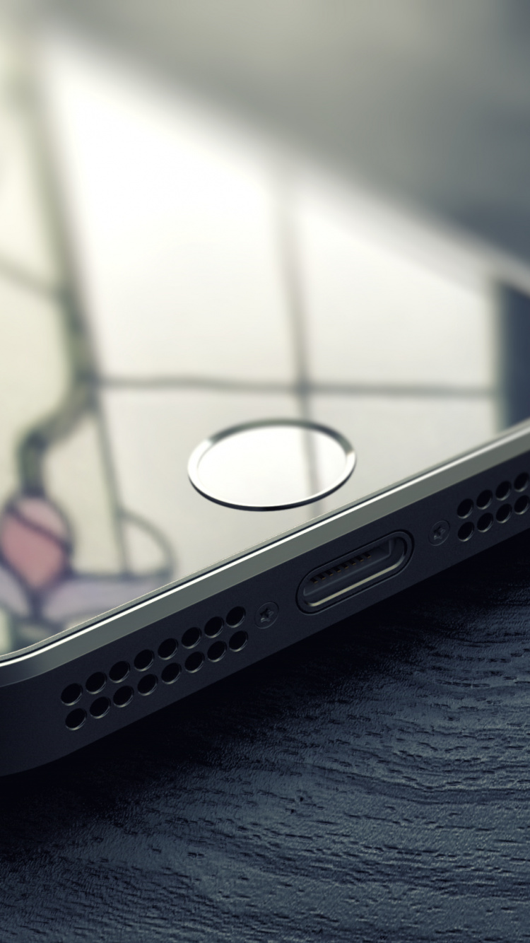 Ordinateur Portable Noir et Argent Sur Table Noire. Wallpaper in 750x1334 Resolution