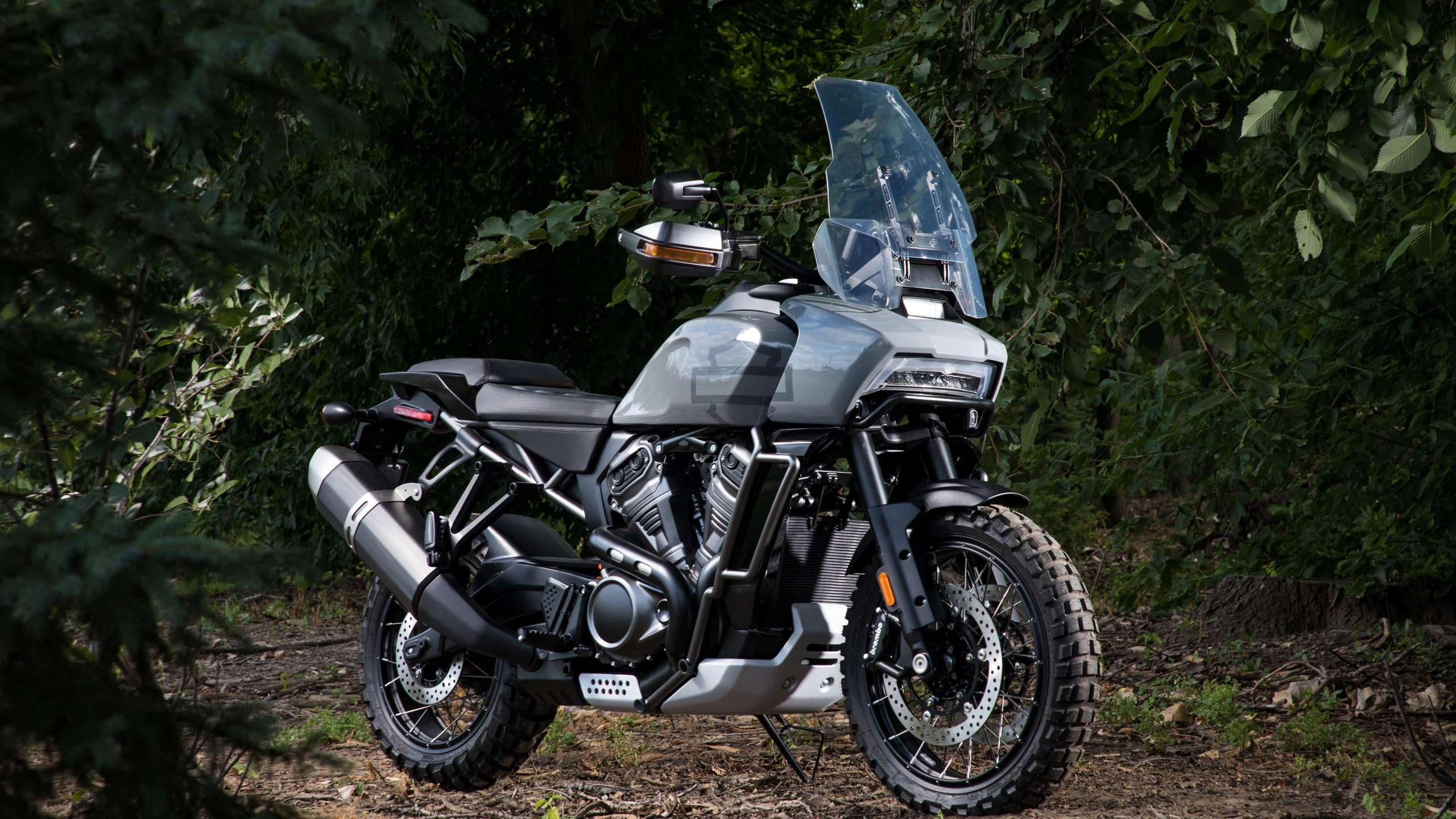 Black and Gray Sports Bike. Wallpaper in 2560x1440 Resolution