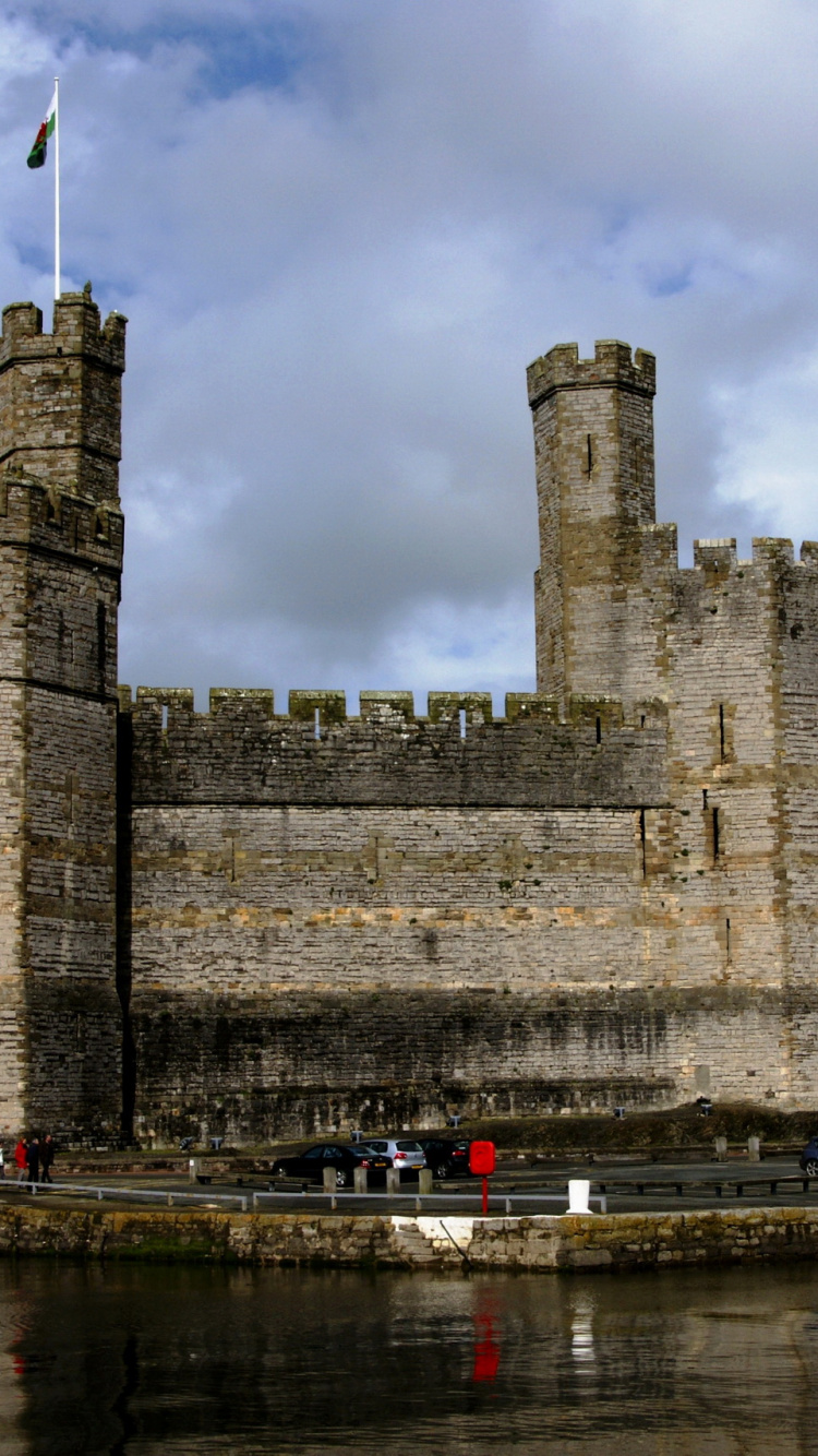 Castillo de Hormigón Gris Bajo el Cielo Nublado Durante el Día. Wallpaper in 750x1334 Resolution