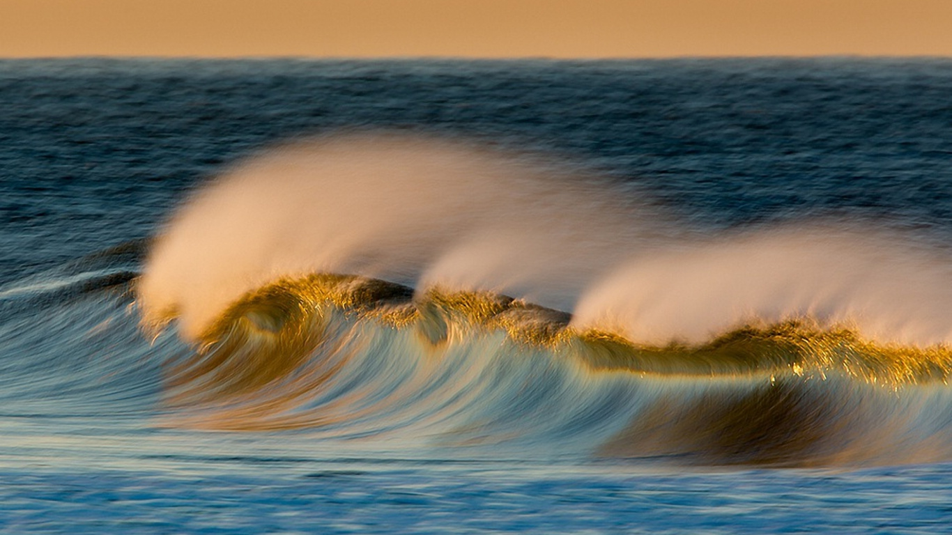 Olas Del Océano Bajo un Cielo Azul Durante el Día.. Wallpaper in 1366x768 Resolution