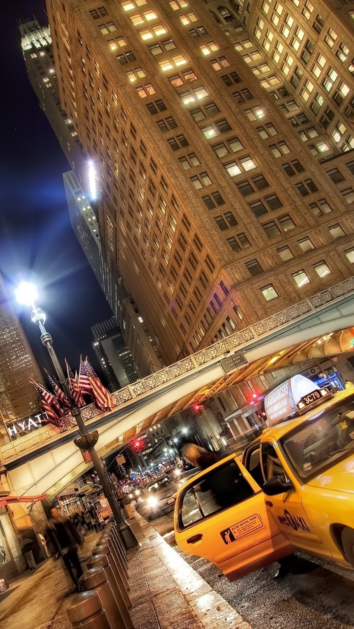 Taxi Jaune Dans la Rue Pendant la Nuit. Wallpaper in 720x1280 Resolution