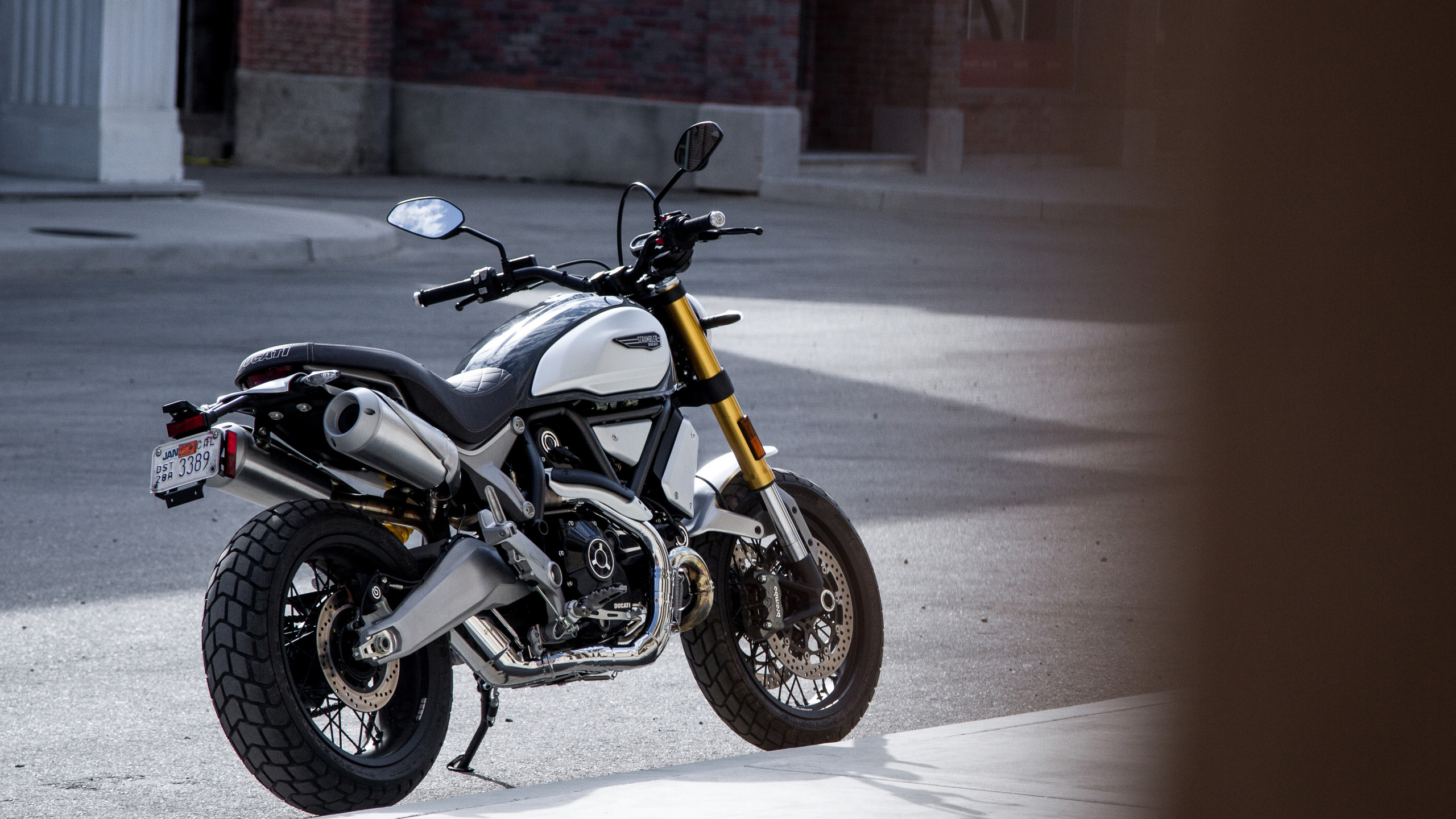 Schwarz-silbernes Motorrad Unterwegs. Wallpaper in 2560x1440 Resolution