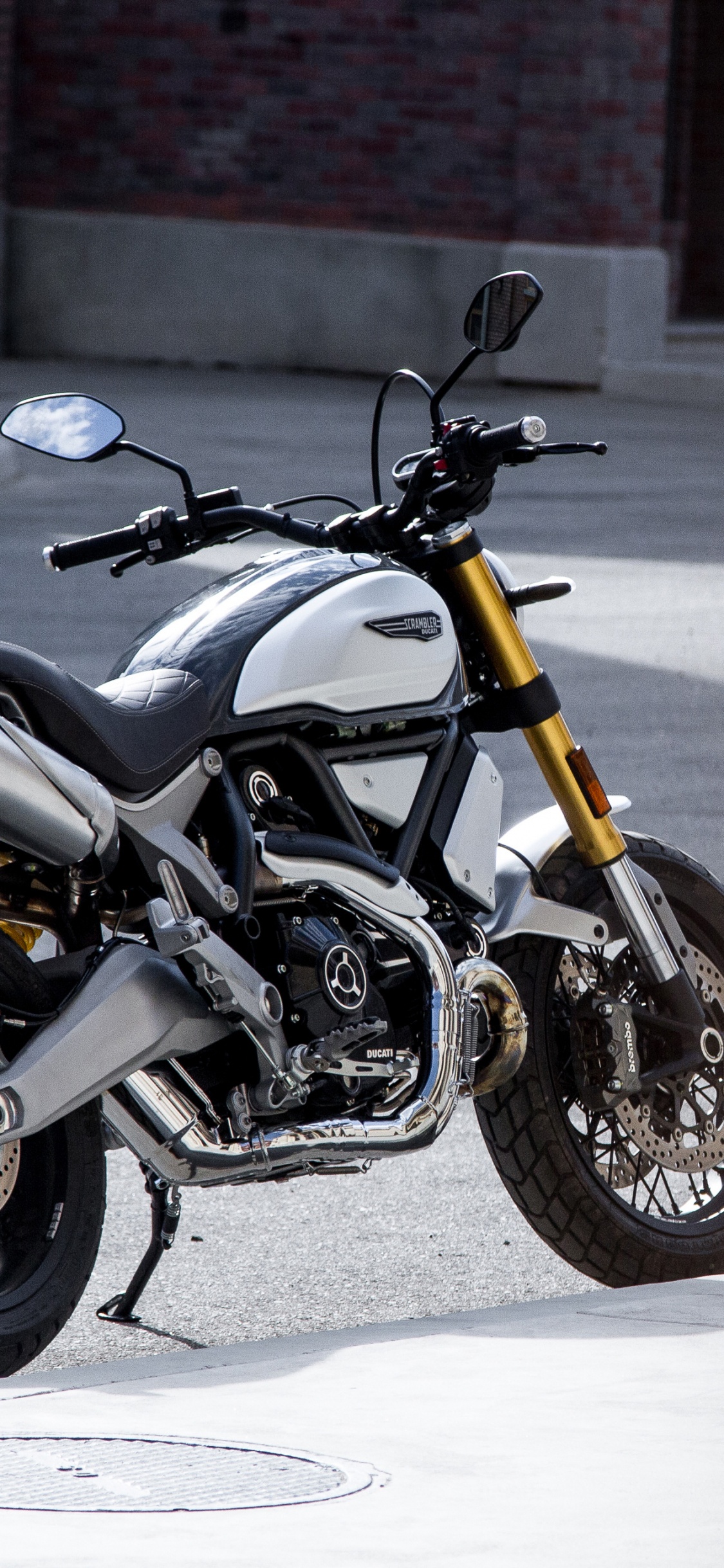 Motocicleta Negra y Plateada en la Carretera. Wallpaper in 1125x2436 Resolution