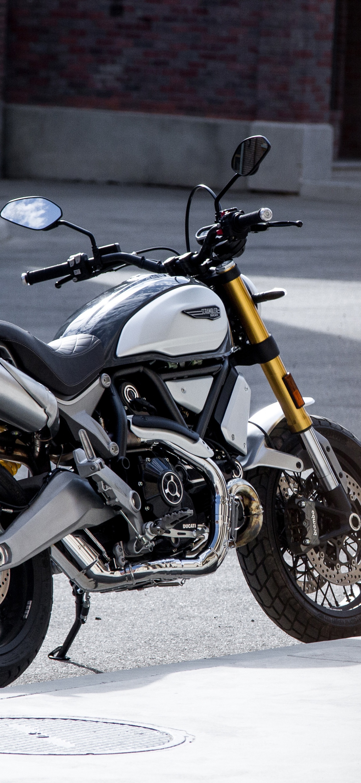 Motocicleta Negra y Plateada en la Carretera. Wallpaper in 1242x2688 Resolution