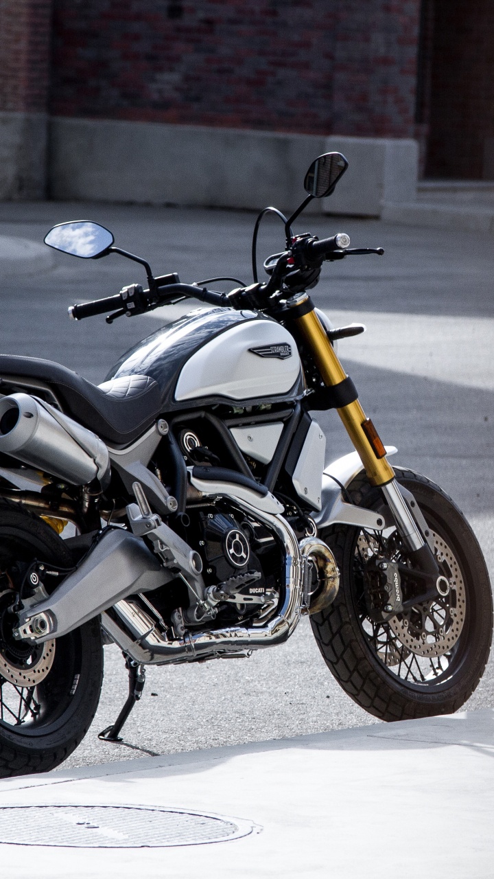 Moto Noir et Argent Sur Route. Wallpaper in 720x1280 Resolution