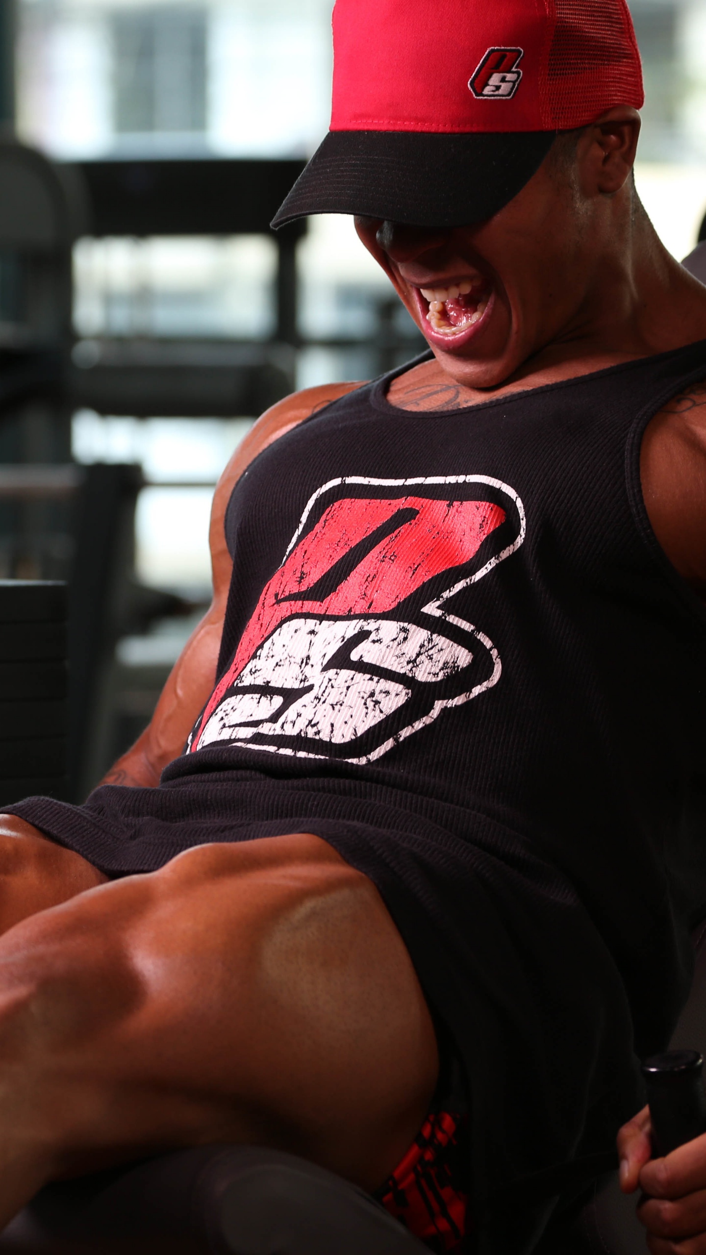 Mann in Schwarzem Tanktop Und Roter, Taillierter Mütze. Wallpaper in 1440x2560 Resolution